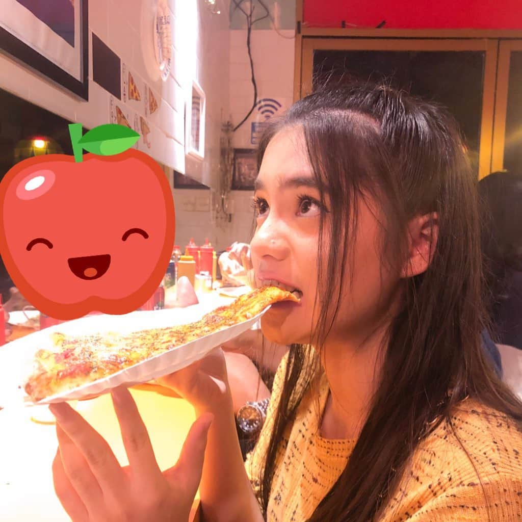 タリア・イファンカ・エリサベスさんのインスタグラム写真 - (タリア・イファンカ・エリサベスInstagram)「Sedang makan pizza」10月26日 21時04分 - thaliaivanka