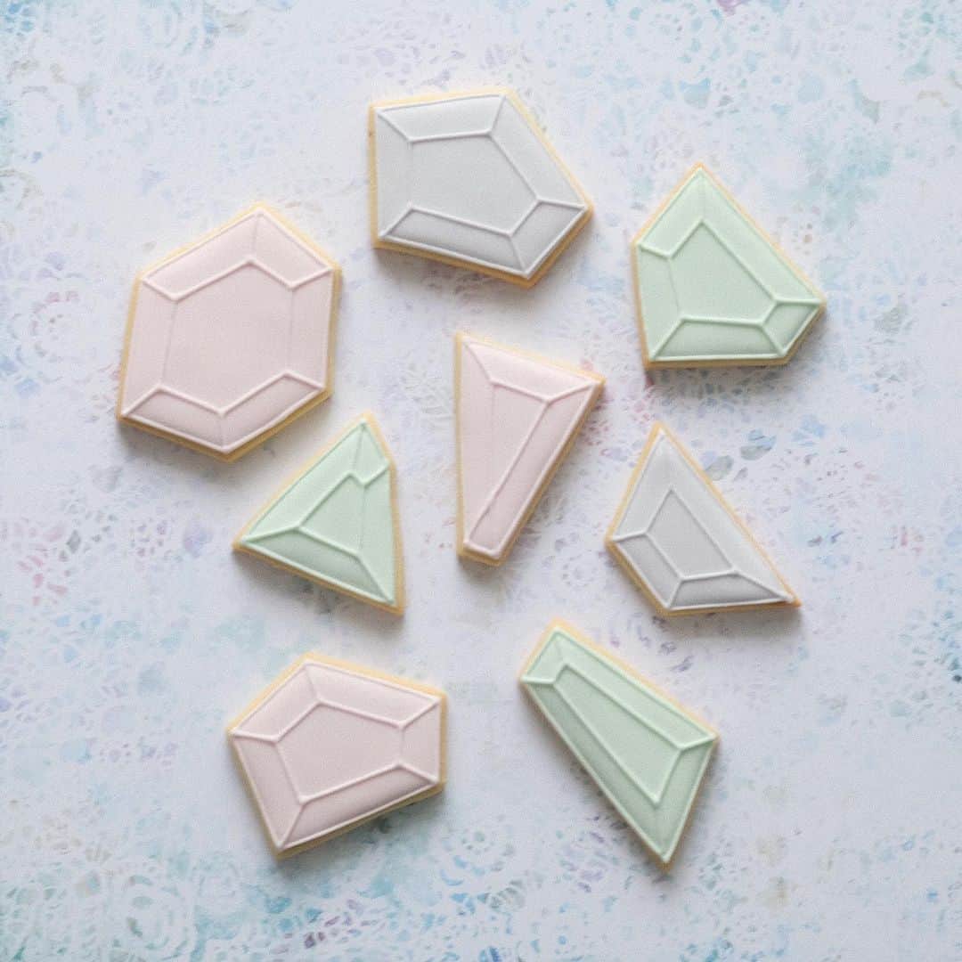 KUNIKAのインスタグラム：「Gem cookies 💎 ﻿ ﻿ ﻿ #artofkunika #sugarcookies #decoratedcookies #cookieart #decoratedsugarcookies #royalicing #royalicingcookies #cookiedecorating #customcookies #cookiesofinstagram #cookiedesign #cookieartist #instacookie #gemcookies #アイシングクッキー」