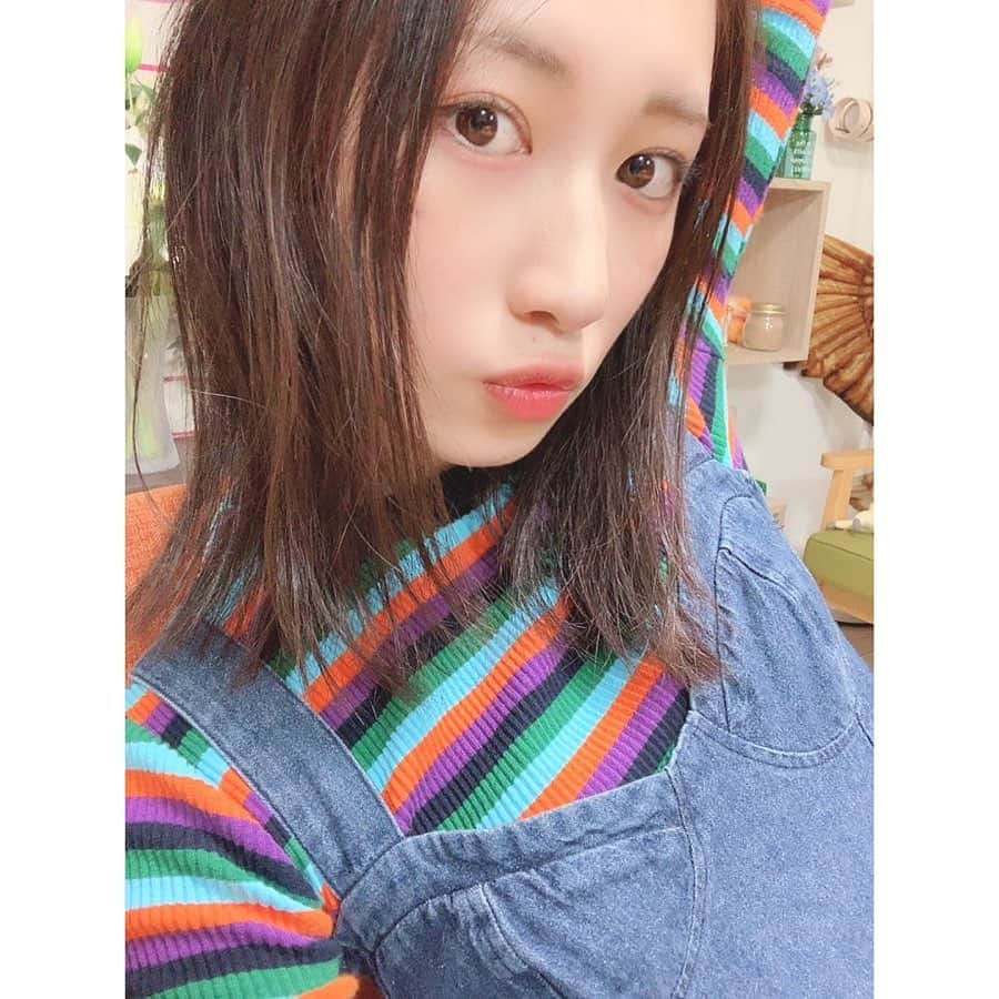 加藤一華さんのインスタグラム写真 - (加藤一華Instagram)「. 外はねヘア×レインボーコーデ🦄🌈 最近急に寒くなったりしてたけど、 今日は暖かくて過ごしやすかった☀️ . 昔からパッとした色好きだなぁ🤗🎨 . よく質問いただくけれど、 動画で買ったりした服はお互いで着て 平等にシェアしています😌笑 . #ootd #cordinate #rainbow #denim #ワンピース #コーデ #加藤一華 #me #ボンボンTV #いっちー #girl」10月26日 21時12分 - ichika_kato