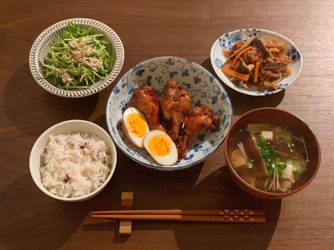 松山愛里さんのインスタグラム写真 - (松山愛里Instagram)「. ・鶏のさっぱり煮 ・豆苗の和風コールスロー ・切り干し大根の煮物 ・干し椎茸とえのきのお吸い物 . 切り干し大根は沢山作って常備菜に🥕 干し椎茸も入れて、戻し汁はお吸い物に。 干し椎茸大好きなのでよく料理に使います😊 生より旨味も栄養もアップするしね✨ やっぱり和食が一番〜！！ #アイリーン飯#おうちごはん」10月26日 21時12分 - airi__matsuyama