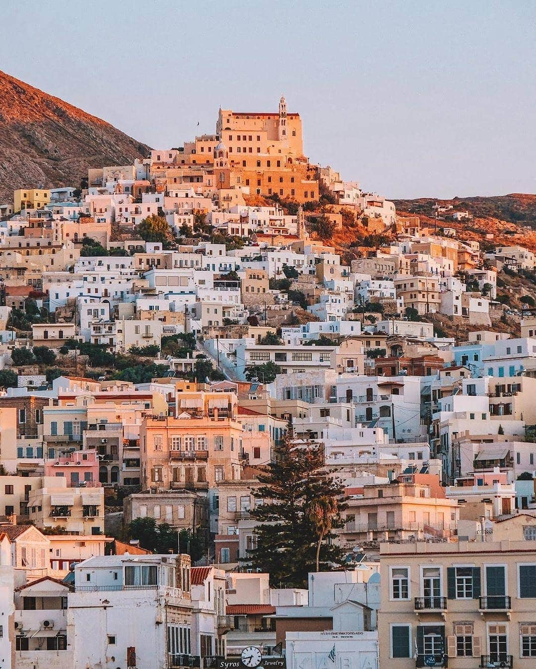 BEAUTIFUL DESTINATIONSさんのインスタグラム写真 - (BEAUTIFUL DESTINATIONSInstagram)「If you want a more authentic, 'Real Greece'🇬🇷 feel, look no further than Syros, home of gorgeous monasteries, churches⛪️, and trademark narrow Greek streets that feel more like secret passageways! Don't forget to snap a pic at sunrise! 🌅 (📷: @bmseventh📍: Syros, Greece)」10月26日 21時23分 - beautifuldestinations