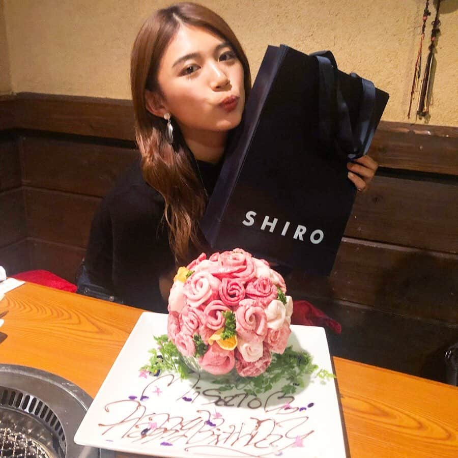 坪井ミサトさんのインスタグラム写真 - (坪井ミサトInstagram)「. . まさかのbirthday surprise🎂💓 大好きな焼肉慶(@kei_yakiniku )さんで 大好きな2人にお祝いをしてもらいました🥩🎉 . 肉ケーキは毎回想像を遥かに 超えてくる🤣もはや芸術です🙇‍♀️ . 最高に幸せな時間でした！ 皆様ありがとう💕 . (＊誕生日は10/30です😋) . . #焼肉慶 #慶 #焼肉 #新丸子 #肉ケーキ #birthday #birthdaysurprise #happy #friends #肉女子 #肉会 #野球 #野球女子 #fitness #fitnessgirl #run #running」10月26日 21時20分 - misato1030