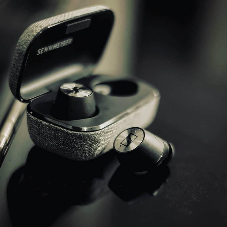 松村太郎のインスタグラム：「I still love to use #Sennheiser #MOMENTUM True Wireless #🎧 when I fly or be at noisy places because #AirPods don’t block anything.  ノイズキャンセルはないけど、遮音性十分で本体もデカすぎず結構気に入ってるんです。」