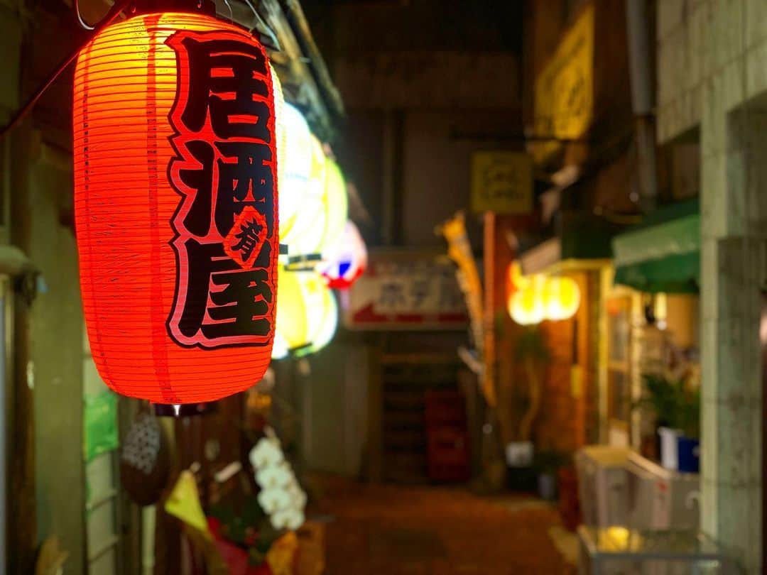 野村良平さんのインスタグラム写真 - (野村良平Instagram)「伊那グラムハウスの横の細い道に飲み屋がズラリ 景色と匂いが良すぎる 食べたいのに…食べれない…  #伊那市」10月26日 21時32分 - nomura_ryohei