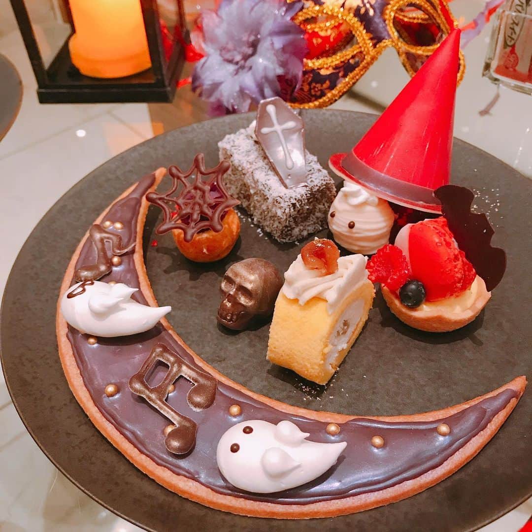 なかやまちえこのインスタグラム：「🥰🥰🥰🥰🔮💫🎃❤️✨ #ハロウィン #halloween #ご飯 #カフェ #カフェ巡り #アフターヌーンティー #afternoontea⠀ （最後のパステルふぁんしーな建物はドラクエウォークしてたら見つけたお家☺️）」