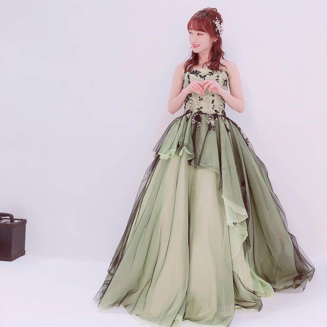 山木梨沙のインスタグラム：「. 素敵なドレスで撮影していただきましたっ  こちらの写真はハロー！プロジェクトのオフィシャルショップで販売されるようです。  ぜひゲットしてね〜♡ #country_girls #山木梨沙 #メンバーカラーの  #ドレス #卒業するんだなぁ #という実感」