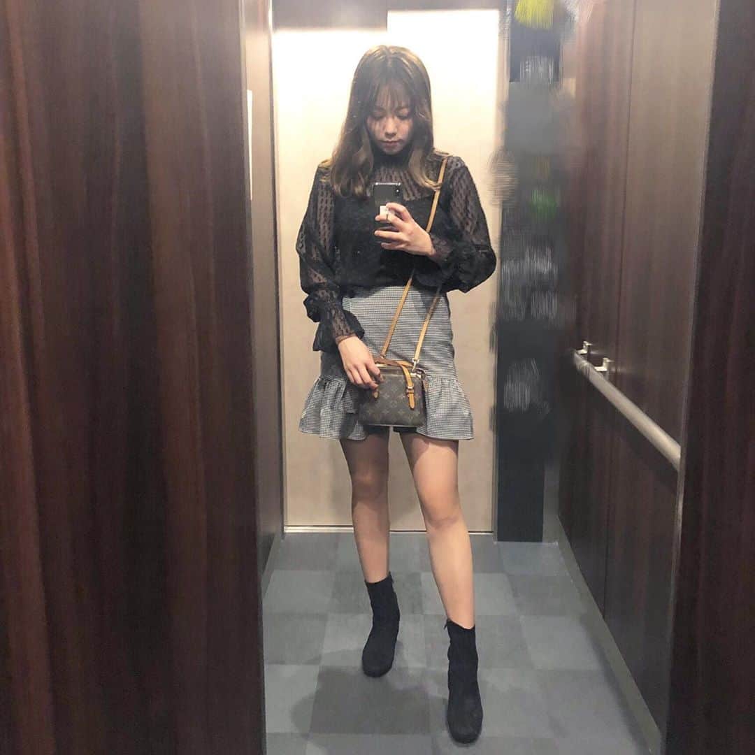 のインスタグラム：「たまには甘めのコーデ❤︎ ブラウスとくつはりおの🤣 #ootd」