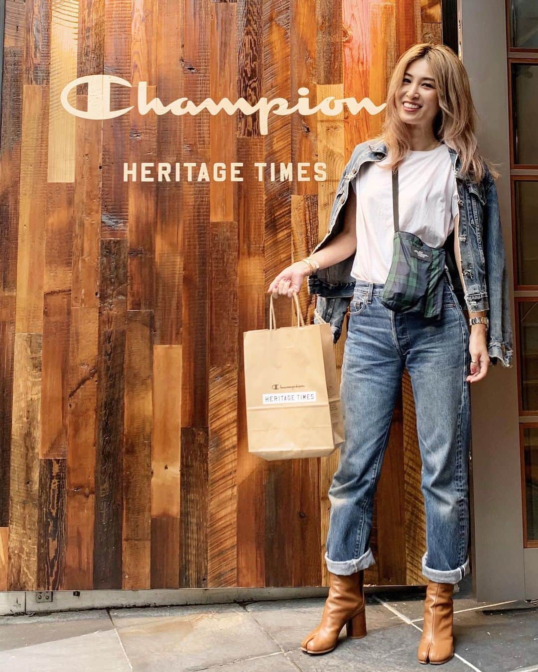 のインスタグラム：「アーカイブにフォーカスしたchampionのお店を見てきた🇺🇸ReverseWeaveの1st復刻版せっかくだから買いたいなって思ったけどパーカー何枚持ってるの❓って自分に問いかけて断念w 変わらないものは何年経っても変わらずにカッコいいね🥰 私も自分のスタイルとか好きなもの大切にしたいなって思った！✨ #ootd #outfit #fashion #denim #doubledenim #vintage #tabi #tabiboots #maisonmargiela #boots #bagsinprogress #casual #heritage #harajuku #ericore」