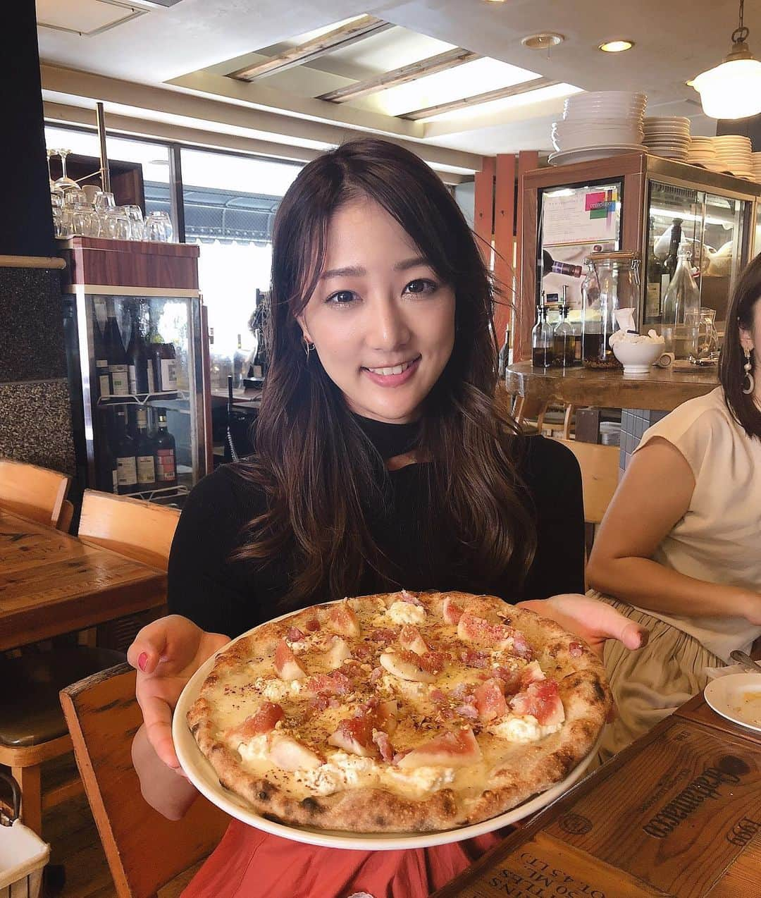 佐々木もよこさんのインスタグラム写真 - (佐々木もよこInstagram)「【🍕もよこオリジナルピッツァ！！🍕】  実はこの度、2年連続『食べログ100名店』に選ばれている素敵なイタリアンレストラン【パーレンテッシ】さんに、 オリジナルピザを作って頂きました‼️🥹❤️🎉  ずーっとピザ屋さんにオリジナルのピザを 作って頂くことが夢で🥺  なんと‼️こんな素敵なお店に 作っていただくことができて、 人生の中で本当ーーに嬉しいことのひとつです😌🍕💕  ピザの名前は『Pizza della MOYOKO』🍕🍕  気になる中身は、生イチジク、リコッタチーズ、サラミにくだいたアーモンド、ピスタチオ、シナモンを振りかけて、最後に蜂蜜をかけます🍯🐝  岡井シェフと相談しながら、 最高に素敵なピザが出来上がりました！！✨ まさか大好きなピザに自分の名前をつけていただけるなんて本当に嬉しかった。  生イチジクのシーズンが11月くらいまでなので期間限定となっております。  𑁍𓏸𓈒𓂃𓂃𓂃𓂃🕊𑁍𓏸𓈒𓂃𓂃𓂃𓂃🕊  ピッツェリアパーレンテッシ  ［火〜日］ 月曜休み※祝日が月曜日の場合火曜日になります。 11:30～15:00(L.O.14:00)  18:00～23:00(L.O.22:00)  〒153-0043 東京都目黒区東山３丁目６−８  エクセル東山 2F  𑁍𓏸𓈒𓂃𓂃𓂃𓂃🕊𑁍𓏸𓈒𓂃𓂃𓂃𓂃🕊  さて！ 今夜もNBA情報局DAILY9、21:00〜放送です🏀 今夜も八村塁選手の活躍、盛り沢山でお届けしますよ〜‼️😆😆. . . . . . #ピザ姫#ピザ#パーレンテッシ#pizzadelamoyoko#pizza#pizzatime #pizza🍕 #ピザランチ#イタリアン#池尻大橋グルメ」10月26日 21時36分 - moyoko_pizza