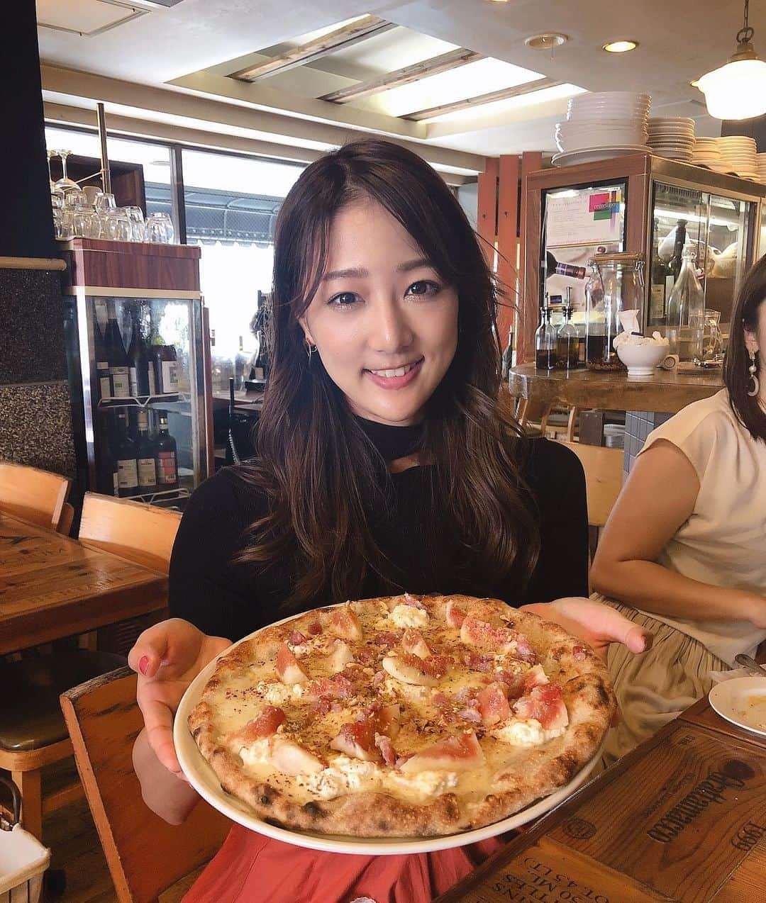 佐々木もよこのインスタグラム：「【🍕もよこオリジナルピッツァ！！🍕】  実はこの度、2年連続『食べログ100名店』に選ばれている素敵なイタリアンレストラン【パーレンテッシ】さんに、 オリジナルピザを作って頂きました‼️🥹❤️🎉  ずーっとピザ屋さんにオリジナルのピザを 作って頂くことが夢で🥺  なんと‼️こんな素敵なお店に 作っていただくことができて、 人生の中で本当ーーに嬉しいことのひとつです😌🍕💕  ピザの名前は『Pizza della MOYOKO』🍕🍕  気になる中身は、生イチジク、リコッタチーズ、サラミにくだいたアーモンド、ピスタチオ、シナモンを振りかけて、最後に蜂蜜をかけます🍯🐝  岡井シェフと相談しながら、 最高に素敵なピザが出来上がりました！！✨ まさか大好きなピザに自分の名前をつけていただけるなんて本当に嬉しかった。  生イチジクのシーズンが11月くらいまでなので期間限定となっております。  𑁍𓏸𓈒𓂃𓂃𓂃𓂃🕊𑁍𓏸𓈒𓂃𓂃𓂃𓂃🕊  ピッツェリアパーレンテッシ  ［火〜日］ 月曜休み※祝日が月曜日の場合火曜日になります。 11:30～15:00(L.O.14:00)  18:00～23:00(L.O.22:00)  〒153-0043 東京都目黒区東山３丁目６−８  エクセル東山 2F  𑁍𓏸𓈒𓂃𓂃𓂃𓂃🕊𑁍𓏸𓈒𓂃𓂃𓂃𓂃🕊  さて！ 今夜もNBA情報局DAILY9、21:00〜放送です🏀 今夜も八村塁選手の活躍、盛り沢山でお届けしますよ〜‼️😆😆. . . . . . #ピザ姫#ピザ#パーレンテッシ#pizzadelamoyoko#pizza#pizzatime #pizza🍕 #ピザランチ#イタリアン#池尻大橋グルメ」