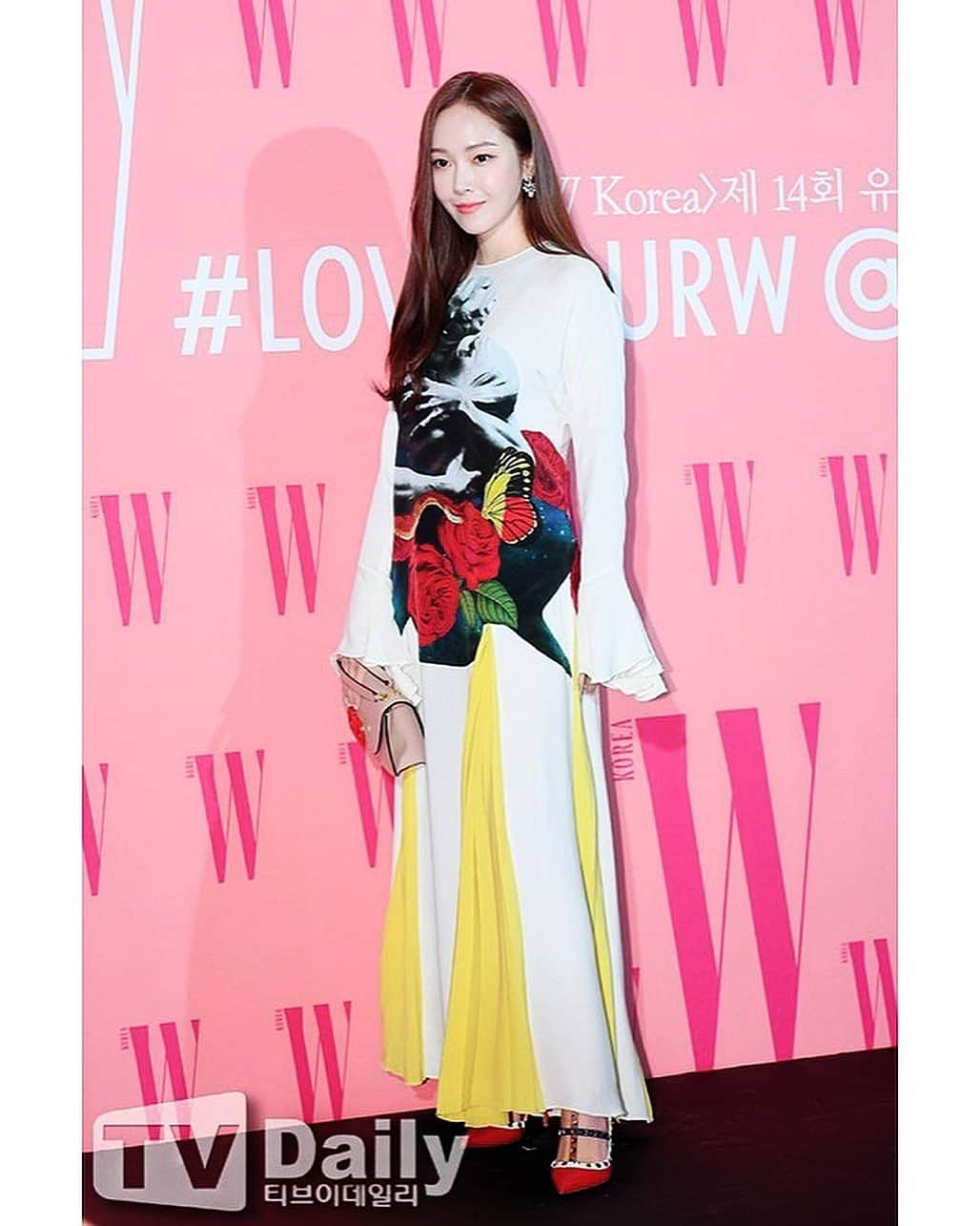 ジェシカ さんのインスタグラム写真 - (ジェシカ Instagram)「🌹 #LOVEYOURW #breastcancerawareness @wkorea @maisonvalentino @chaumetofficial」10月26日 21時36分 - jessica.syj