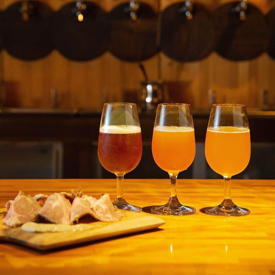 Hanako公式さんのインスタグラム写真 - (Hanako公式Instagram)「銀座メイドのビールが飲めるブリューバーヘ🍺﻿ ﻿ 銀座で30年の歴史あるバーが代替わりをして、ビール醸造を手がけるブリューバー〈BREWIN’BAR monde 主水〉に生まれ変わりました。無濾過、無殺菌で造ったビールをその場で味わえます🌕店主のイチオシはサワーエールの「梅ハニーゴーゼ」。﻿ ﻿ 【Hanako_大銀座、三都物語】﻿ #Hanako #Hanakomagazine #銀座 #日本橋 #日比谷 #丸の内 #東銀座 #銀座ランチ #東京カフェ #日比谷カフェ #日比谷ランチ #銀座カフェ #銀ブラ #銀座グルメ #日本橋カフェ #日本橋ランチ #丸の内ランチ #丸の内カフェ #銀座呑み #カフェ巡り #東京グルメ #スイーツ部 #東京観光 #東京駅 #お寿司 #ginza #tokyo #銀座呑み #photoby_MEGUMI」10月26日 21時49分 - hanako_magazine