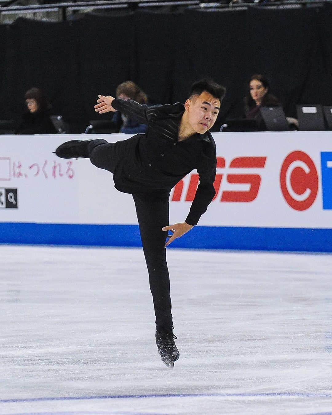 ISUグランプリシリーズさんのインスタグラム写真 - (ISUグランプリシリーズInstagram)「Yuzuru Hanyu 🇯🇵 swept aside the competition with Camden Pulkinen 🇺🇸 in 2nd and Nam Nguyen 🇨🇦 in 3rd.  #GPFigure #FigureSkating #hanyu #yuzuru」10月26日 21時43分 - isufigureskating_x