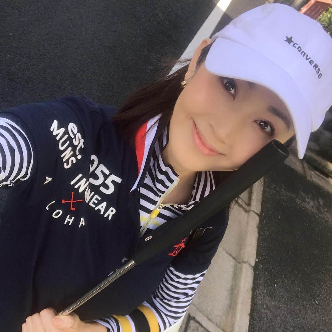 芦田桂子さんのインスタグラム写真 - (芦田桂子Instagram)「Newのパターと Newのゴルフシューズ 新しいグッズDayはテンション上がります❤️ ・ 本日、予約していた千葉のゴルフ場が大雨の為クローズに仕方ないと思ってたら ゴルフ仲間から埼玉薄暮ハーフ行かない？ と嬉しいお誘い 急いで準備して行ってきました⛳️ ・ 初めてのゴルフ場でしたがハーフスコア49 🔴で距離が短いホールは ⚪️から打ったりホールごとにチェンジ！w 約３ヶ月ぶりのラウンドだったけど 案外上手くできました💮 う〜ん.... 実はブランクがあるほうが変なクセが治ったりして良いのかも？🙄 ・ 最近めっきり日没が早くなったけど何とか陽が落ちる前に上がれてラッキー🤞 楽しく９Hラウンドできました⛳️ おつかれさまでした〜！ ・ #急遽の  #薄暮ハーフ #ゴルフラウンド  #大人女子ゴルファー #ゴルフ女子 #ゴルフ好きな人と繋がりたい  #golf  #골프  #골프스타그램 #マンシングウェア  #converse  #caraway  #wellness #model #芦田桂子」10月26日 21時46分 - keiko_ashida