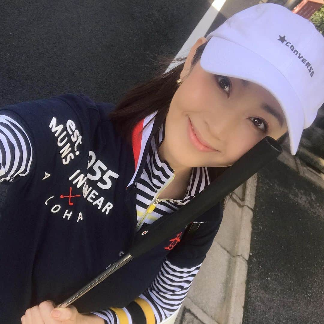 芦田桂子さんのインスタグラム写真 - (芦田桂子Instagram)「Newのパターと Newのゴルフシューズ 新しいグッズDayはテンション上がります❤️ ・ 本日、予約していた千葉のゴルフ場が大雨の為クローズに仕方ないと思ってたら ゴルフ仲間から埼玉薄暮ハーフ行かない？ と嬉しいお誘い 急いで準備して行ってきました⛳️ ・ 初めてのゴルフ場でしたがハーフスコア49 🔴で距離が短いホールは ⚪️から打ったりホールごとにチェンジ！w 約３ヶ月ぶりのラウンドだったけど 案外上手くできました💮 う〜ん.... 実はブランクがあるほうが変なクセが治ったりして良いのかも？🙄 ・ 最近めっきり日没が早くなったけど何とか陽が落ちる前に上がれてラッキー🤞 楽しく９Hラウンドできました⛳️ おつかれさまでした〜！ ・ #急遽の  #薄暮ハーフ #ゴルフラウンド  #大人女子ゴルファー #ゴルフ女子 #ゴルフ好きな人と繋がりたい  #golf  #골프  #골프스타그램 #マンシングウェア  #converse  #caraway  #wellness #model #芦田桂子」10月26日 21時46分 - keiko_ashida