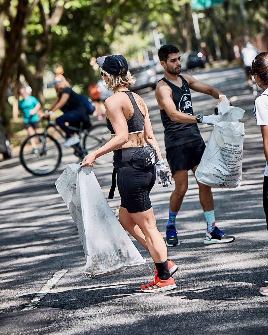 湯田友美さんのインスタグラム写真 - (湯田友美Instagram)「ブラジルへ行ってしたこと🇧🇷 #adidasrunners のみんなとブラジルのゴミ拾いラン！ #plogging ・ 皆さん #プロギング って知っていますか？スウェーデンから始まった、新ランニングスタイル。ゴミを拾いながら走ることです。ゴミを拾う際、しゃがむので真剣にやるとスクワット効果もあり、なかなかいいトレーニングにもなりますw集めたゴミを仕分けすることが一番大変😅みんなで拾うとすごいゴミの量！⚡️⚡️ ・ 台風の影響で、日本もいつもよりゴミが多い気がする。程よく続けるためには、全部拾おうとしすぎないこともポイント。私は、一回に拾えるだけ拾って、捨てて、あとは走ることに専念します🙂 ・ 明日は、大井川マラソン。 スマイリーのメンバー応援しながら、プロギングしてます🤩スマイリー会員さんが公式ペースメーカーします！ みんな、よろしくね🖤 ・ #runfortheoceans #parley #adidasparley #adidasrunners #adidasrunnerstokyo #adidasrunnerssp #ブラジル #サンパウロ #南米 #ゴミ #ゴミ拾い #ゴミ拾いラン」10月26日 21時47分 - yudatomomi