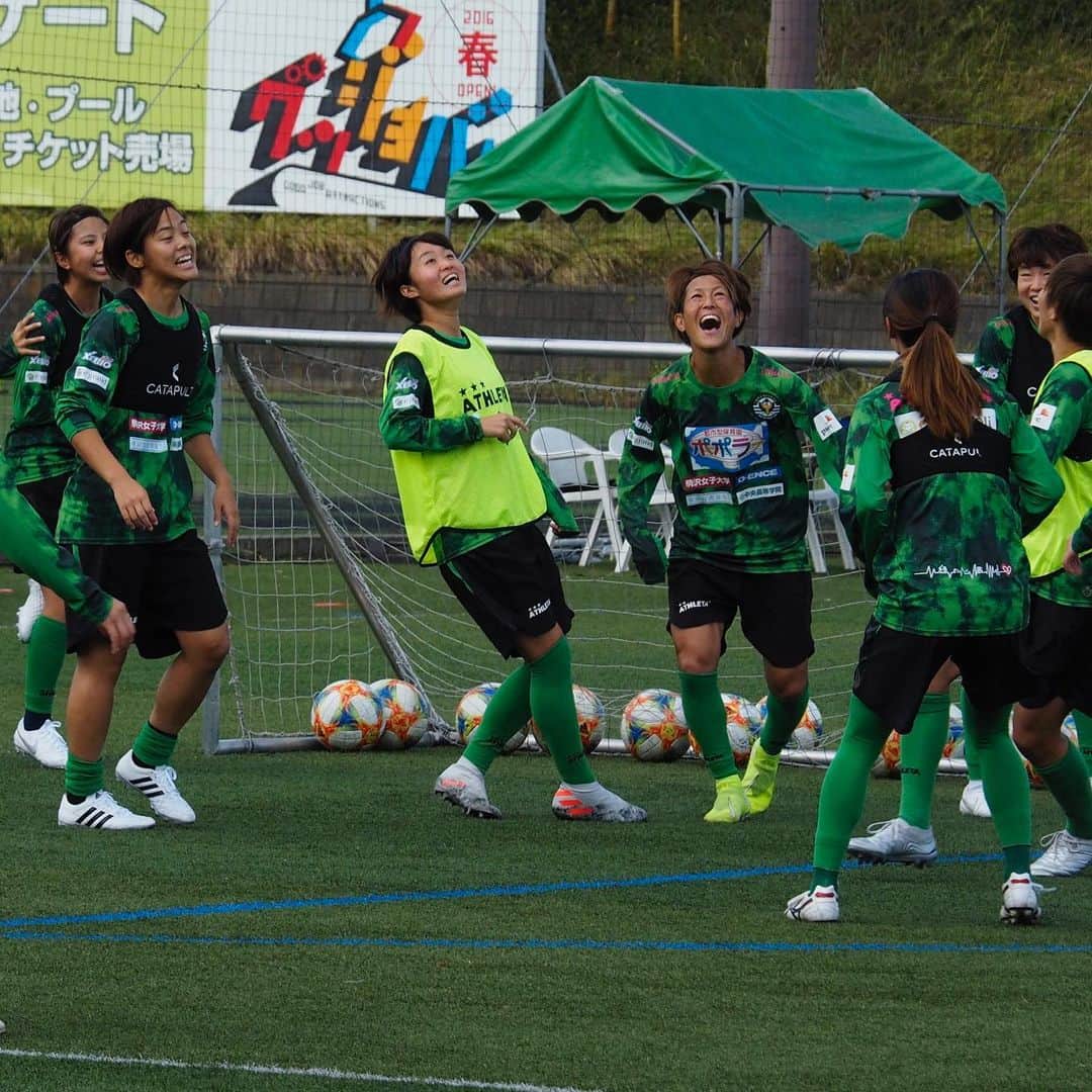 東京ヴェルディさんのインスタグラム写真 - (東京ヴェルディInstagram)「2019シーズンのなでしこリーグもあと2試合。明日、日テレ・ベレーザはホーム最終戦を戦います。  リーグ史上初の5連覇へ向けて、連勝して自力でタイトルをつかみます！  試合前日はリラックスしたムードの中、サッカーが心底大好きな彼女たちらしく、笑顔でプレーしていました。  サッカーの魅力が詰まったベレーザのプレーを、ぜひスタジアムで体感してください。西が丘でお待ちしています。  #beleza #ベレーザ #日テレベレーザ #東京 #tokyo #AC長野パルセイロレディース #acnp  #プレナスなでしこリーグ #味の素フィールド西が丘」10月26日 21時51分 - tokyo_verdy