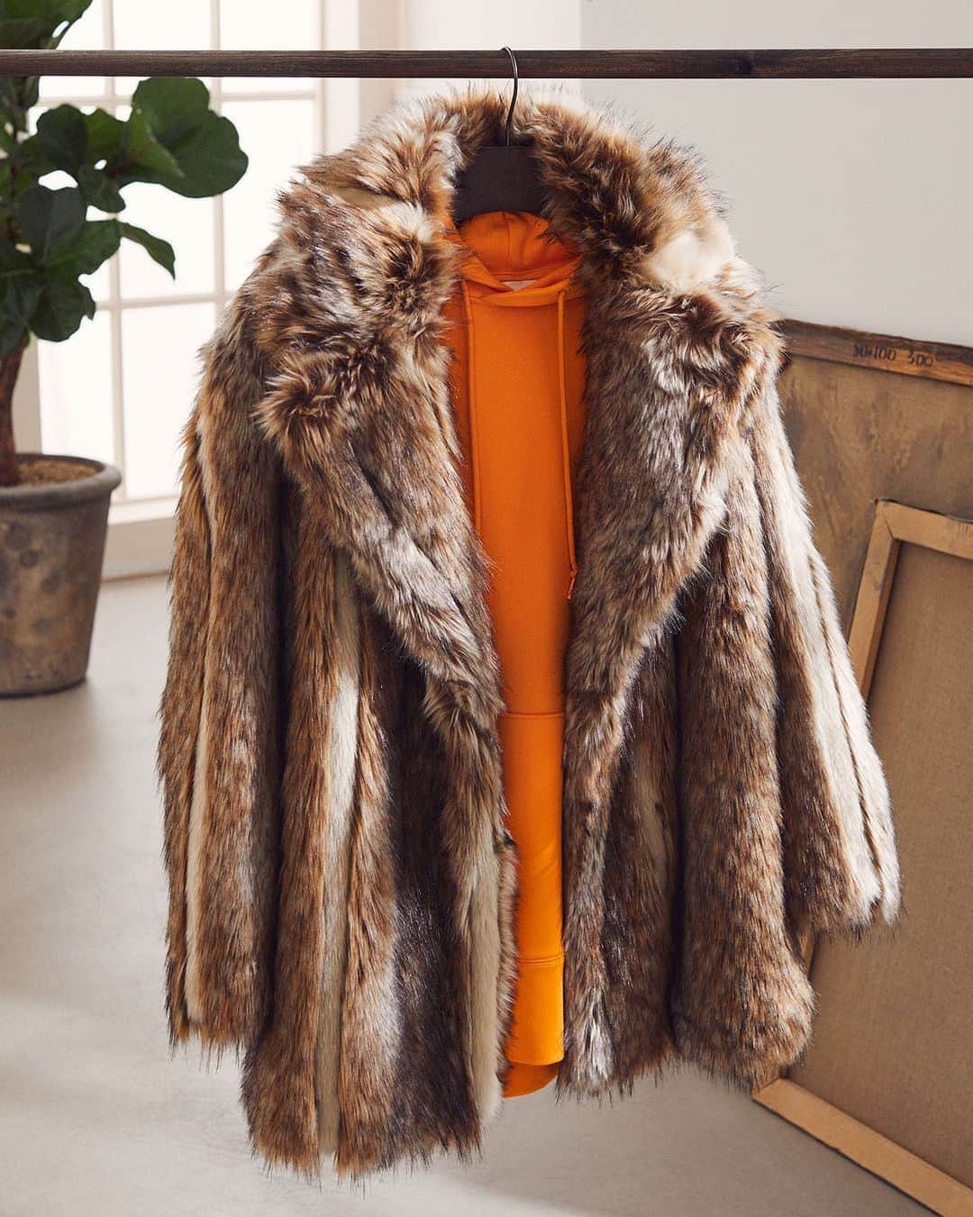 H&Mさんのインスタグラム写真 - (H&MInstagram)「No fuss, just faux fur. 🙌 #HM  Short faux fur coat: 0784277002 Oversized hooded top: 0826851003」10月26日 21時56分 - hm