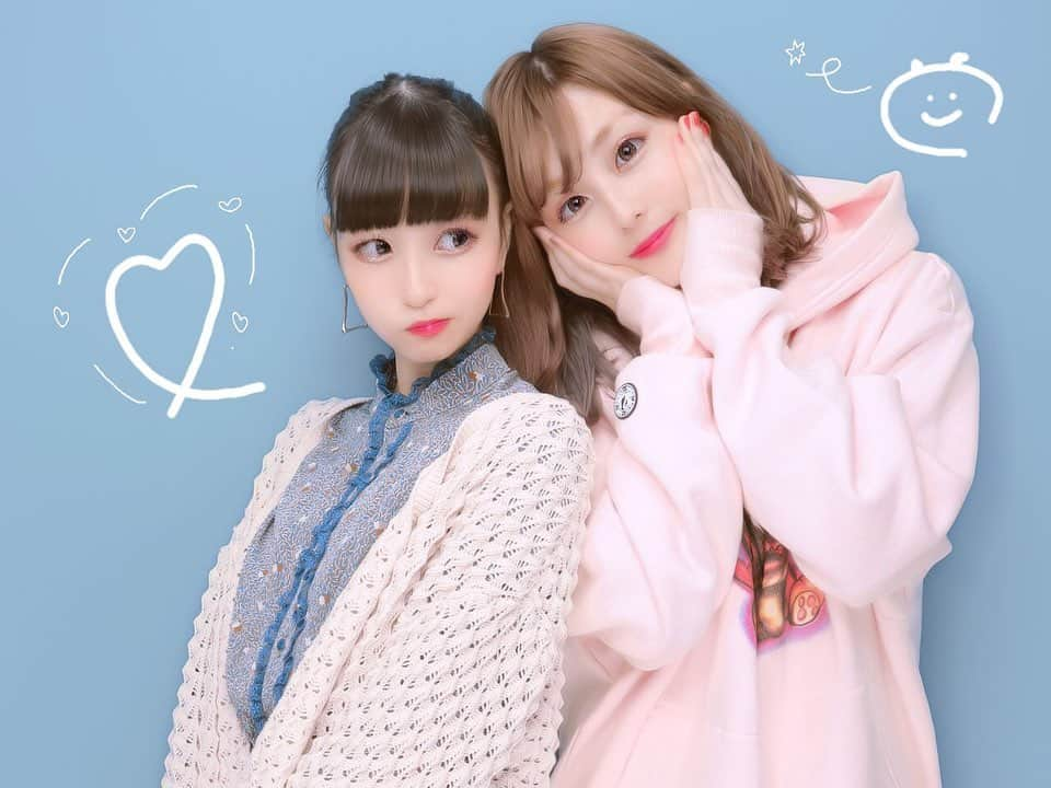 ピンキー！☆藤咲彩音さんのインスタグラム写真 - (ピンキー！☆藤咲彩音Instagram)「『いのちのよろこび』のCDロゴや『UHHA! YAAA!! TOUR!!! 2019』のツアーロゴを描いてくれた、もねたろうちゃんとごはんにいってきました🐣 #プリクラのラクガキ #うますぎやろ #さすが #私はちなみに2枚目と4枚目  #りんご飴て」10月26日 21時56分 - pinky_ayane