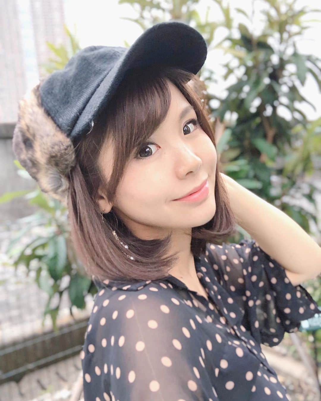 のインスタグラム：「👒 #帽子好き 💗 ・ 久々に家族3人でお出かけ🙌✨ #14plus @14plusjp の ニット生地ファー付きキャップで さらっとお散歩コーデ💕 ・ みんな心配ありがとう😭 まだクシャミは出るけど だいぶ元気になったよ✌️ ・ #イチヨンプラス #ママコーデ #まあみコーデ」