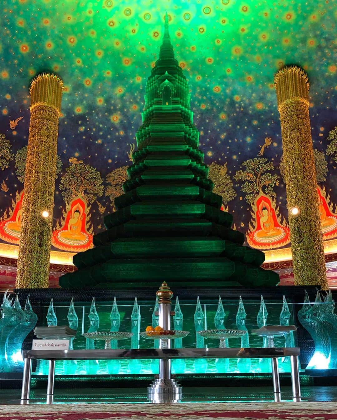 小坂温子さんのインスタグラム写真 - (小坂温子Instagram)「吸い込まれそうな空間に 神聖な空気。 #ワットパクナム  #神聖な場所  #来れてよかった  #ゆうこちゃんありがとう  #ここでも汗だく #浄化された気がします  #また行きタイ  #タイ寺院 🇹🇭🙏✨ #タイ旅行」10月26日 22時09分 - kosaka_atsuko