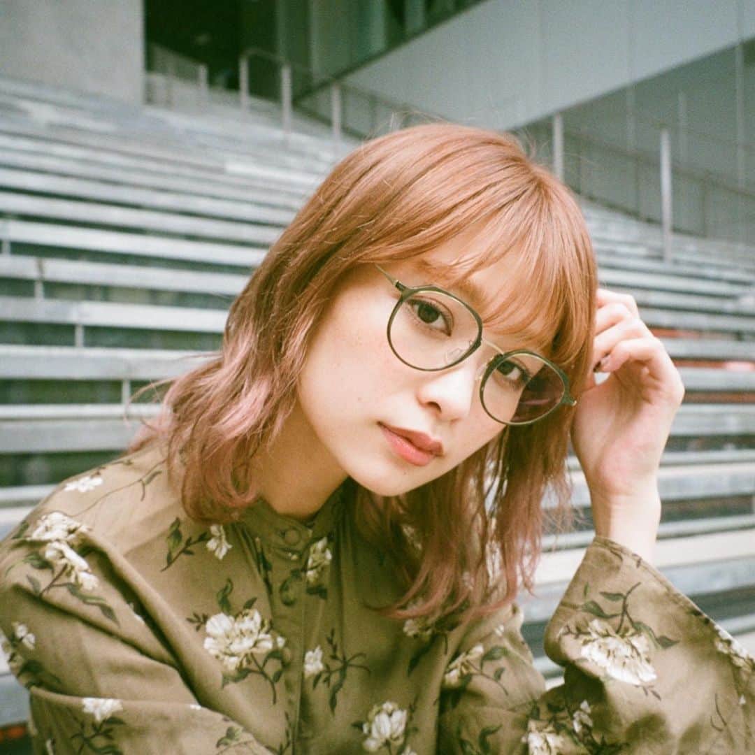 Zoff Officialのインスタグラム：「Zoff SMART / ZJ191025_63A1 Model @nagichan4 大人な雰囲気の花柄ワンピースには、お揃いのカーキ色のメガネをチョイス。 カラーフレームにゴールドの組み合わせが、シックかつクラシカルな印象に見せてくれます。 #Zoff #FASHION #eyewearstyle #メガネ #ゾフ女子 #Zoffコーデ #渋谷  #グランド東京渋谷 #渋谷マークシティ」