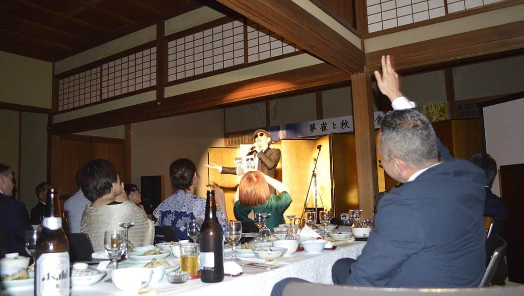 三木道三さんのインスタグラム写真 - (三木道三Instagram)「日本酒「夢雀(むじゃく)」のパーティーにて歌ってきました。﻿ ﻿ 重病と闘う高齢の米(原材料:山口のイセヒカリ)農家の大将の励ましも兼ねて、重厚なメンツが山口に集まっての、新酒発表試飲会でした。﻿ ﻿ 「Lifetime Respect」「新しい未来」「大仕事」を歌いましたが、「Lifetime -」はもちろん、そして「大仕事」がオジサン達に響いた、との声をもらいました。﻿ ﻿ 俺は4,50歳以上の人担当のレゲエアーチストでも良い気がしてきました😄﻿ ﻿ この「夢雀」の俺はファンなんですが、(後半にドキュメンタリー載せたよ)この世界を相手にした熟成できる日本酒と、ここへたどり着いた彼らの努力に見習って、俺も各地に良い音楽を届けて回れるといいな、と思います。🍶🎶﻿ ﻿ ﻿ ﻿ ..................................................................................﻿ @nativeinstruments @maschinemasters ﻿ #reggae #music #singing #singer #dtm #maschine #bair #maschinejam #piano #guitar #drums #beats #producers #sax #art #live #party #edm #dozan11 #三木道三 #photography #mujaku #sake #日本酒 #yamahuchi #japan」10月26日 22時17分 - dozan11