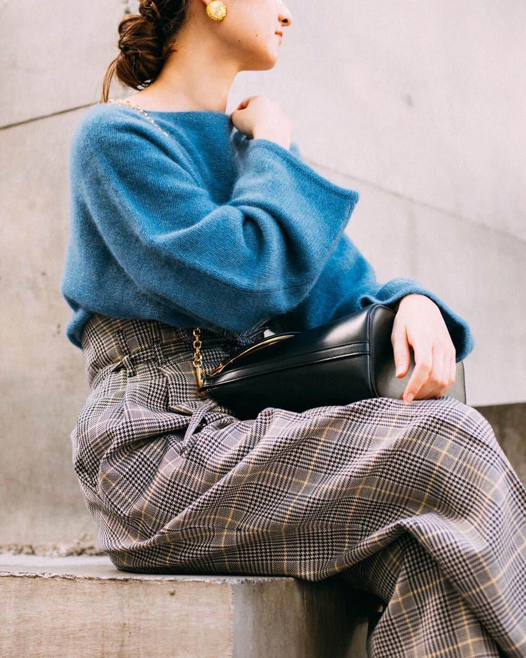 VERMEIL par ienaさんのインスタグラム写真 - (VERMEIL par ienaInstagram)「『How to wear a Knit ？　VOL.3 』﻿ ﻿ ﻿ ﻿ 毛足の長いチャイニーズラクーン。﻿ ふわふわしたニットで包まれて。﻿ ﻿ ﻿ ﻿ Knit: 16,000yen+tax / VERMEIL par iena﻿ Pants: 48,000yen+tax / Lachement﻿ Bag: 138,000yen+tax / ZANCHETTI﻿ ﻿ ﻿ ﻿ ﻿ ㅤㅤㅤㅤㅤㅤㅤㅤㅤㅤ﻿ #vermeilpariena #iena ﻿ #2019aw ﻿ #ヴェルメイユパーイエナ #イエナ ﻿ #新入荷﻿ #ニットコーデ﻿ #ワイドスリーブ　#チャイニーズラクーン﻿ #ラメニット」10月26日 22時25分 - vermeilpariena