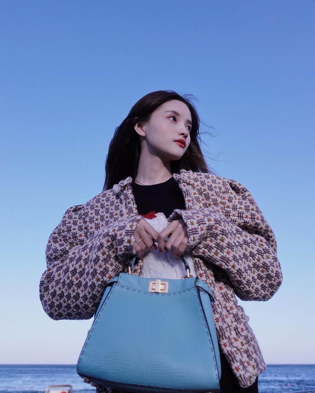 リン・シャオザイのインスタグラム：「💙💙💙Colour me blue. FENDI  Peekaboo」