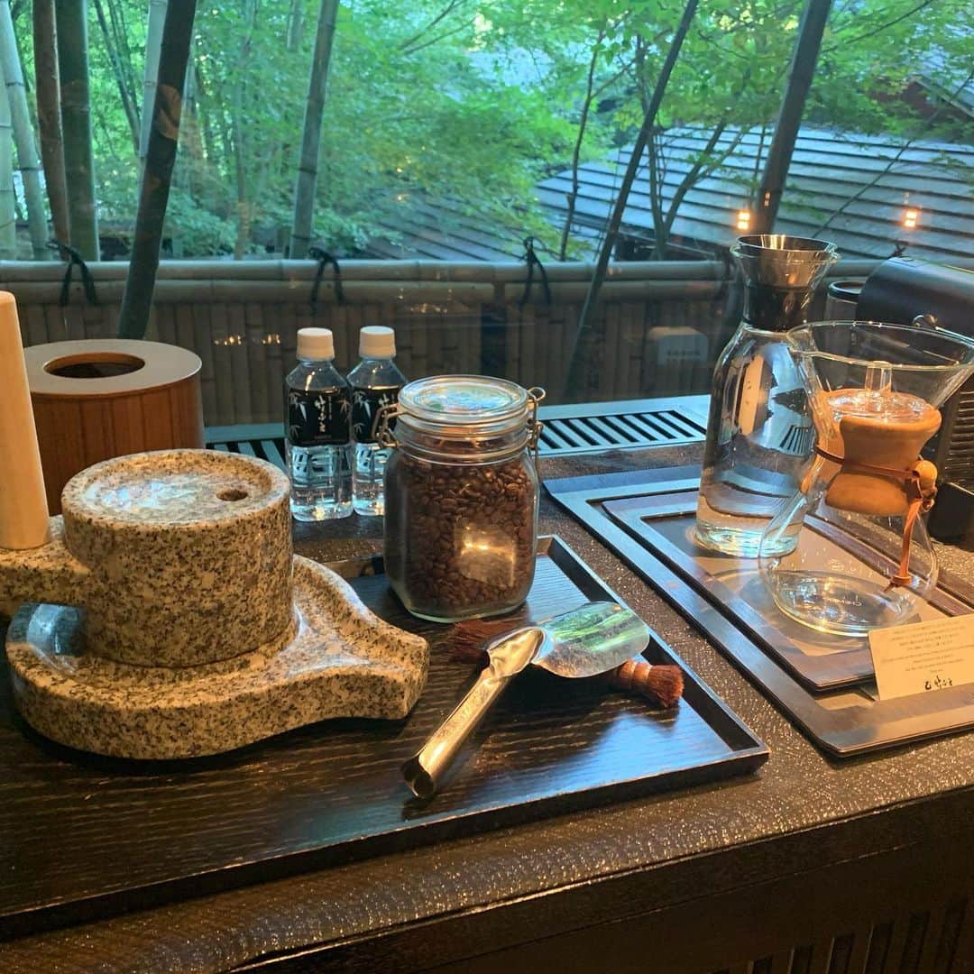 高田茉実さんのインスタグラム写真 - (高田茉実Instagram)「この前の旅行で行った #竹ふえ が本当に良くて... 余韻🍂🍂 ご飯もおいしくて ホスピタリティもよくて、、 ラムネもアイスも 食べ放題❤︎お風呂は、 こうやって飲み物のみながら、 ひたひた♨️ お土産にいただいたバームクーヘンも美味しくて、 また来年は違う部屋に泊まりたいなぁ🌙 アメニティは、エルメス❤︎ コーヒーも豆から挽ける☕️」10月26日 22時21分 - __mamico