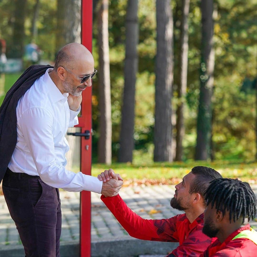 ACミランさんのインスタグラム写真 - (ACミランInstagram)「Gazidis, Boban, Maldini and Massara rallying the troops ahead of #RomaMilan 🔴⚫️ #SempreMilan」10月26日 22時21分 - acmilan