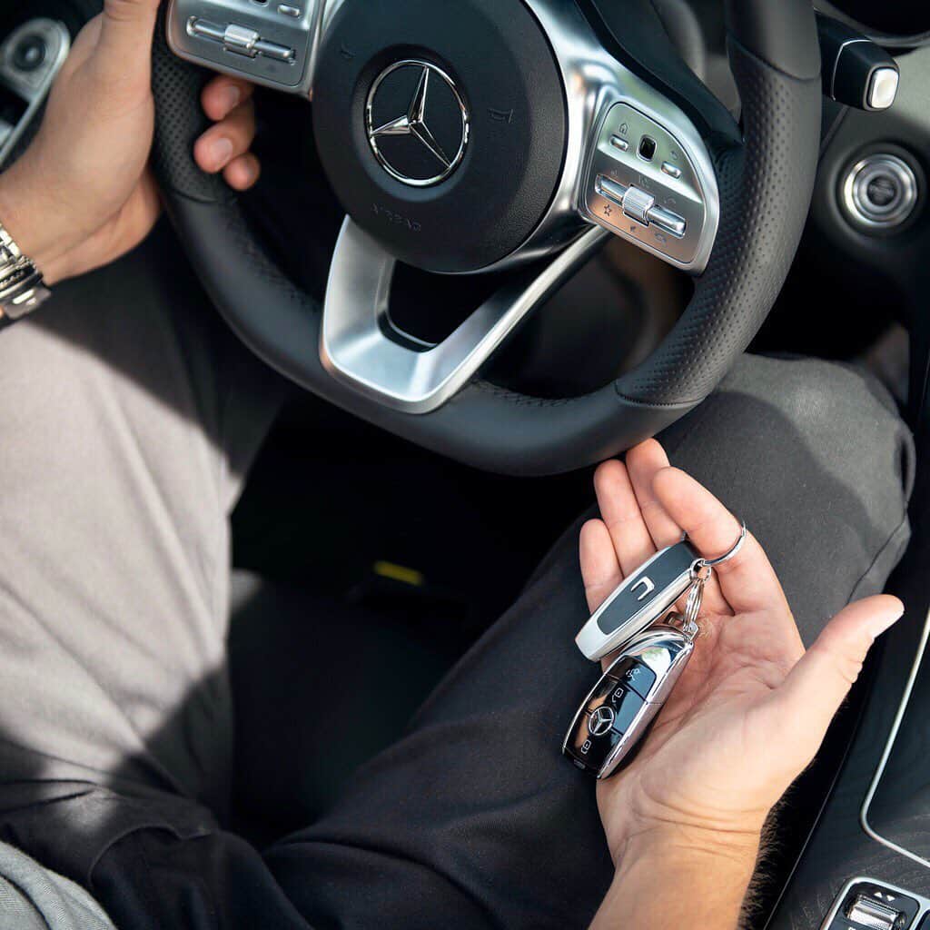 メルセデス・ベンツさんのインスタグラム写真 - (メルセデス・ベンツInstagram)「Everything you need for a little trip! Signature style weekender and shopper packed, keys ready with a Mercedes-Benz key chain. What are you waiting for? 📸 @lumafoto for #MBsocialcar  #MBsocialsales #MBcollection #MBaccessories #MercedesBenz」10月26日 22時33分 - mercedesbenz