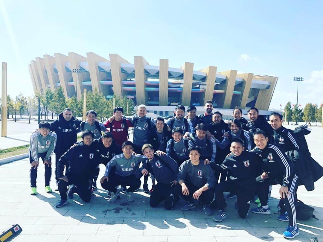 滝田学のインスタグラム：「フットサル日本代表、本日帰国。 全日程、精神的に張り詰めていたので、帰ってみたらどっと疲れてきた。 ここから、緊張感は更に増していくのは間違いないけど、、、 これからが1番求めていたものがある時期。 ここにいられる保証も成し遂げられる保証も何もないけど。 信じて、行動して、進もう。 やってくのみ。 全てを受け入れられる覚悟は、今の行動から生まれるものと信じてる！ 楽しんで頑張ろう！  #フットサル日本代表 #ordoscity #オルドス」