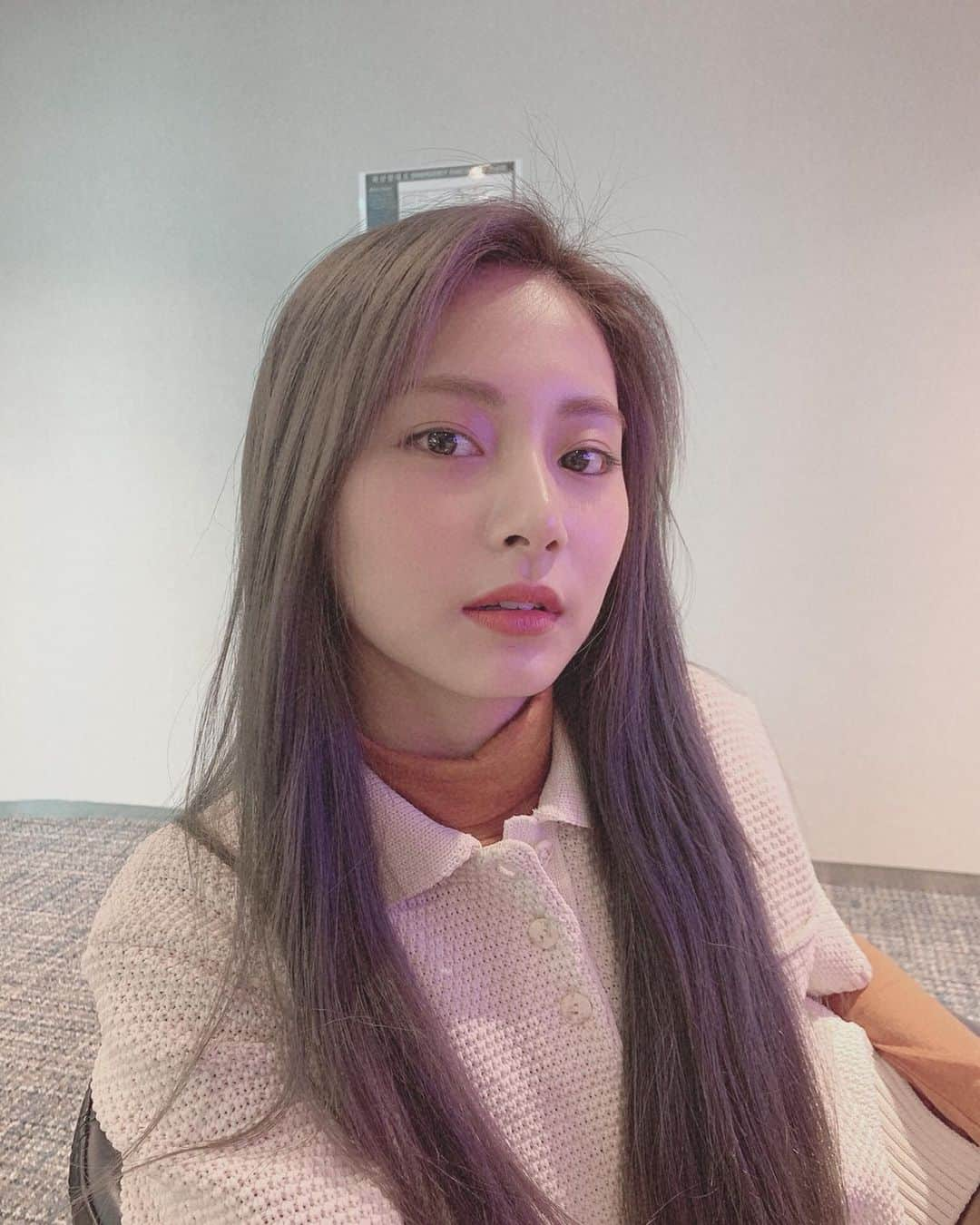 TWICEさんのインスタグラム写真 - (TWICEInstagram)「자연스러운 모습 찍어준다고한 나모언니🐰🍑 說要給我拍很自然感覺的娜mo姐🧡」10月26日 22時39分 - twicetagram