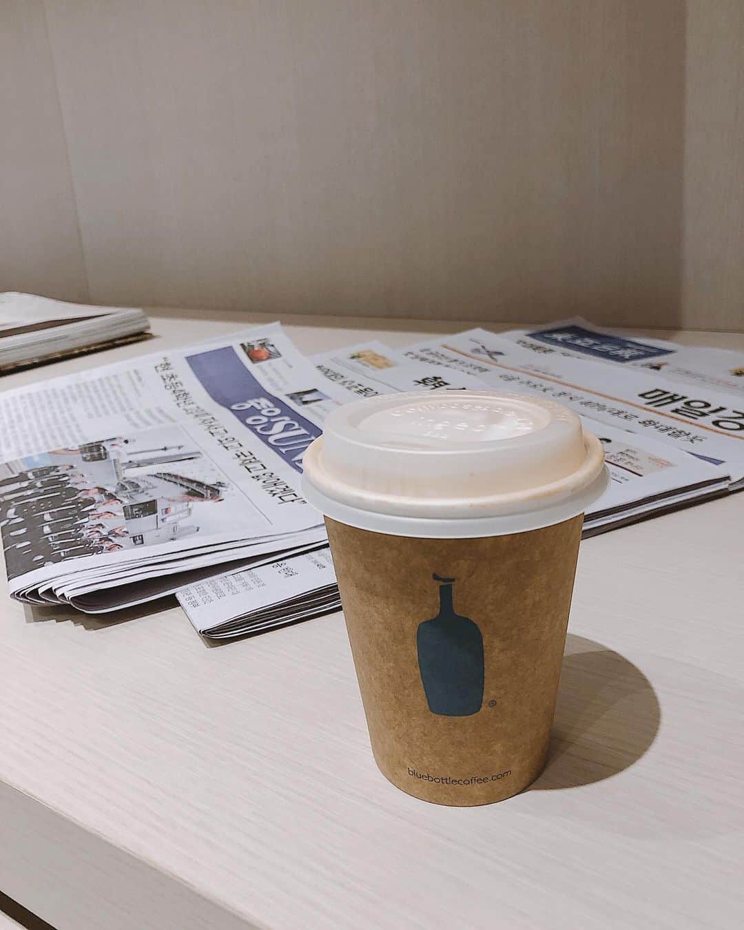 翁安芸さんのインスタグラム写真 - (翁安芸Instagram)「ホテルの真横になんとブルーボトルコーヒー☕️✨ 東京では行きたいと思いながらも、行けてなかったのでラッキー✨💙　#bluebottlecoffee #seoul #bluebottleapgujeong #akiweng」10月26日 22時49分 - akinyc