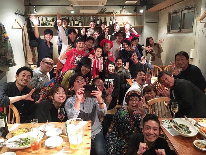 山中崇史のインスタグラム：「我々劇団扉座が20年以上お世話になっている、振付師ラッキー池田先生の還暦パーティーに🎉 ラッキーさんの人柄が大好きな方々が集まった楽しい会でした。 お誕生日おめでとうございます㊗️ #ラッキー池田 さん #還暦 #還暦祝い」
