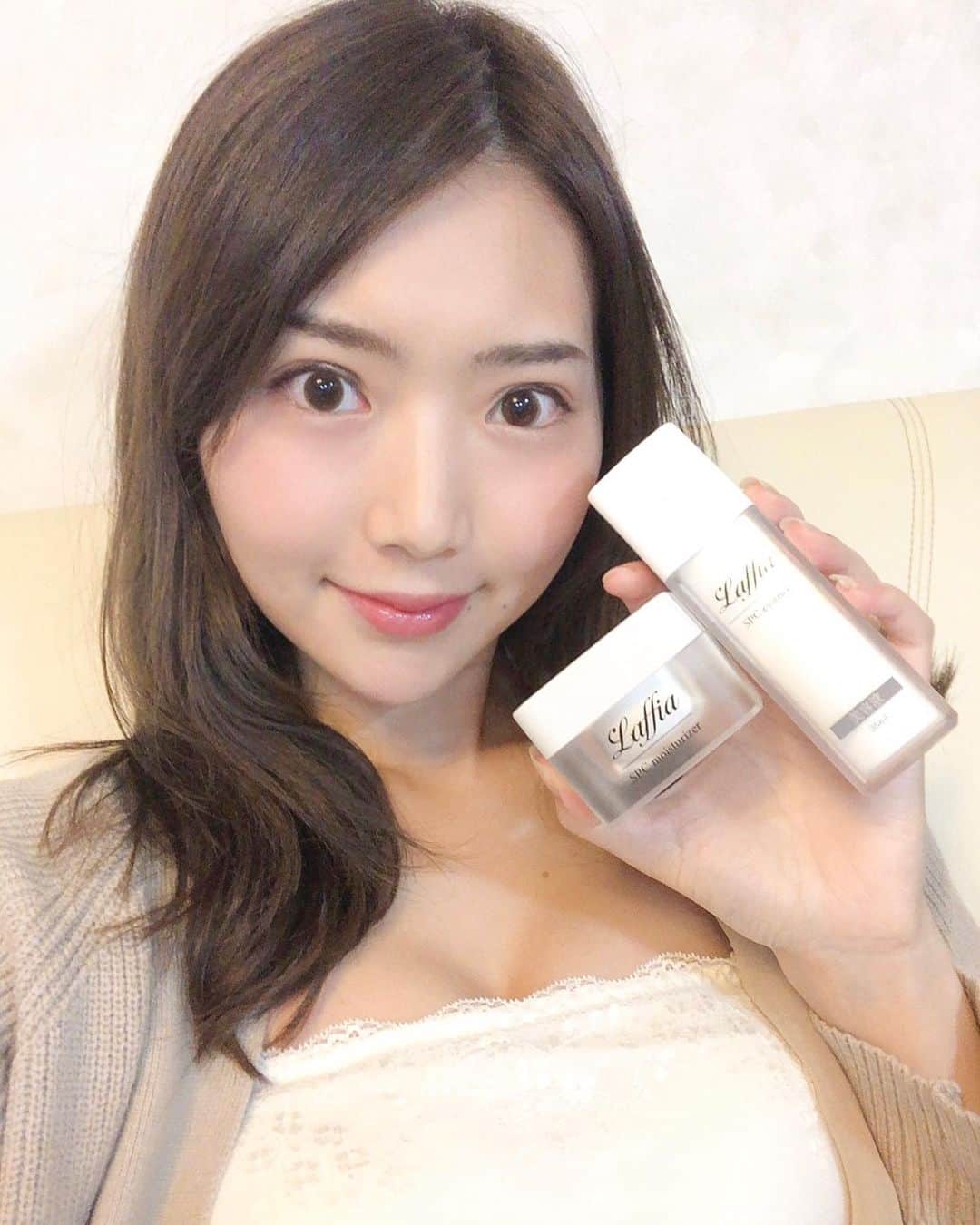 のインスタグラム：「コスメレポ！ . 最近ゲットした 美容コスメ。Laffiaの美容液とクリーム。 前はオール韓国コスメだったけど こちらが仲間入り！ . テスクチャーは軽めだけど しっとりする😊 . 肌は何より保湿が大事だから 絶対クリームで蓋する！！！！ . 乾燥するとシワもできるし できるだけ綺麗でいたい。 . 最近はラミチェで肌が綺麗になって 会う人会う人に 肌綺麗って言われるようになったよ☺️💓 しかも最近は男性にも言われるようになった🥺嬉し . 余計頑張っちゃうよね💓 . #laffia #pr」