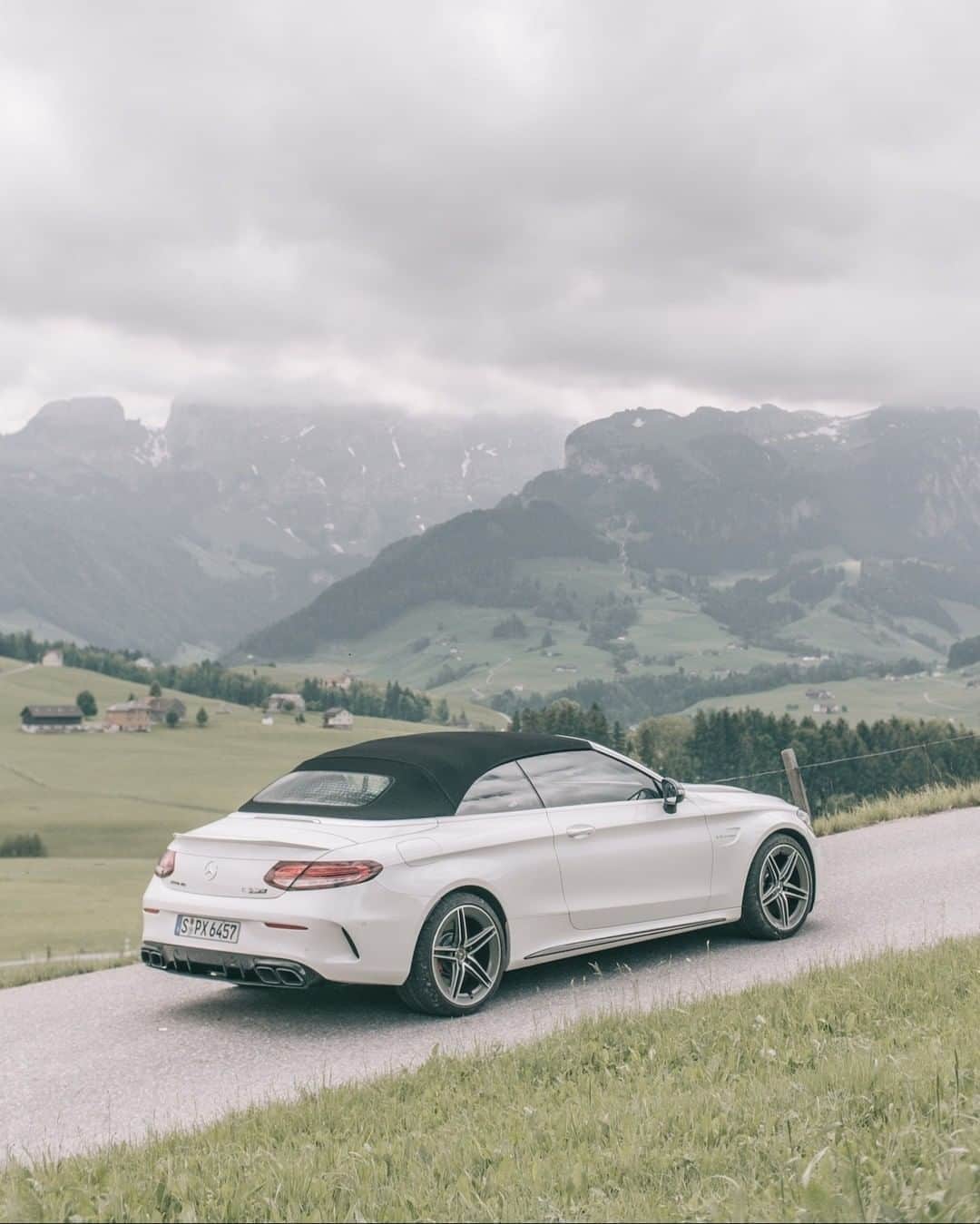 Mercedes AMGさんのインスタグラム写真 - (Mercedes AMGInstagram)「[Kraftstoffverbrauch kombiniert: 10,4 l/100 km | CO₂-Emissionen kombiniert: 236 g/km | http://amg4.me/Efficiency-Statement | Mercedes-AMG C 63 S Cabriolet]  A peaceful escape from the city is closer than you think.  Photo: @ingmarbtker for #MBsocialcar  #MercedesAMG #CClass #DrivingPerformance #Cabriolet」10月26日 23時00分 - mercedesamg