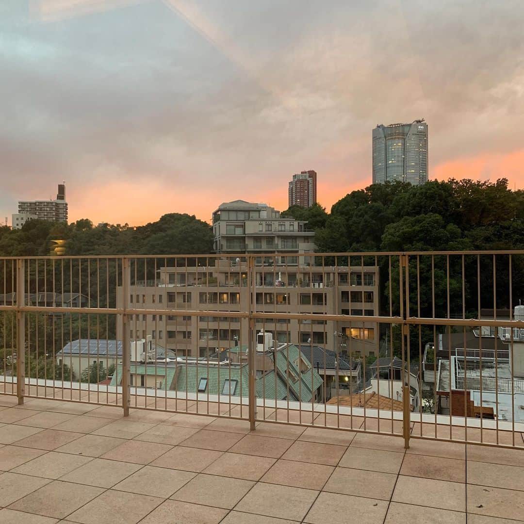 渡辺満里奈さんのインスタグラム写真 - (渡辺満里奈Instagram)「trick or treat！ 東京の夕空はとてもきれい。 昨日まで自然が猛威を振るっていたとは思えないほどで… 各地で穏やかな日常が戻りますように…」10月26日 22時56分 - funnyfacefunny