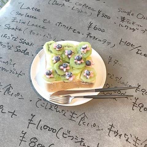 のインスタグラム：「フルーツをたっぷり使ったメニューがご自慢。どれも美味しそうで迷っちゃう！﻿ ﻿ 大阪へ行ったら #andcafe にいきたい♡﻿ ﻿ ✔︎ @and___cafe  東成区深江南1-9-28 1F﻿ ﻿ ﻿ Thank you♡﻿ @smile_____cafe ﻿ ﻿ #laurierpress_大阪カフェ﻿ ﻿ ﻿ ﻿ ﻿ ﻿ ﻿ ﻿ ﻿ #ローリエプレス #大阪カフェ」