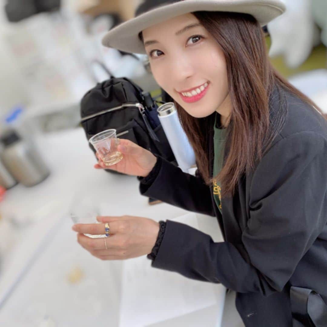 松井絵里奈さんのインスタグラム写真 - (松井絵里奈Instagram)「シェフェスタin 奈良2019 会場に着いてすぐ、食べる学校に申し込みしましたーっ！！ 土日祝の開校で、各回様々なワークショップを楽しめます❤︎ 今日は、私が今一番勉強したかった、「お出汁について」 いつも大体でお出汁をとっているけど、これで正しいのかな？🤔と思っていたから。 ワークショップでは、様々なダシの旨味の違いを飲み比べてみました。 舌で。味覚を研ぎ澄ませて。 香りで。どんな香りか五感を研ぎ澄ませて。好きか、嫌いか、 甘いのか、塩っ辛いのか、ねばっこいのか、酸っぱいのか。 じっくり、じっくり、自分の舌に神経を集中させて。  小学生のお子さんもママと一緒に熱心に取り組んでいて、ほんとに素直で感性が豊かでその光景も微笑ましかったです🤤💓 色々聞きすぎる生徒の私に奈良鰹の志保先生も優しくたくさん教えてくださいました😭🙏🏻 ←追加料金払わなきゃなくらい聞いた。笑笑🙇‍♂️ 昆布って、こーーーーーーーんなに長くて大きいなんて、知らなかった〜〜っ！！そして、天然昆布や鰹節を作る工程の大変さに、 お値段の高さの理由が分かりました。 いや、スーパーで並んでいる商品を値段だけで高い！安い！と感じるのではなく、 作られている工程にまで、これからは想いを馳せられるので嬉しいです。ほんとは、実際に作られてる場所まで足を運びたい。。。 最高の機会を頂きありがとうございました🙏🏻 🤝 絵里奈ちゃんたくさん学びを得てご満悦でした💓🤤🦌 #奈良鰹#奈良食べる通信  #食べる学校#シェフェスタ #学び#だし#だしについて #旨味#100年前から日本人の舌は旨味を感じていた #旨味を感じる舌 #舌トレーニング #味覚 #五感#えりなごはん#松井絵里奈」10月26日 23時07分 - erina74xx