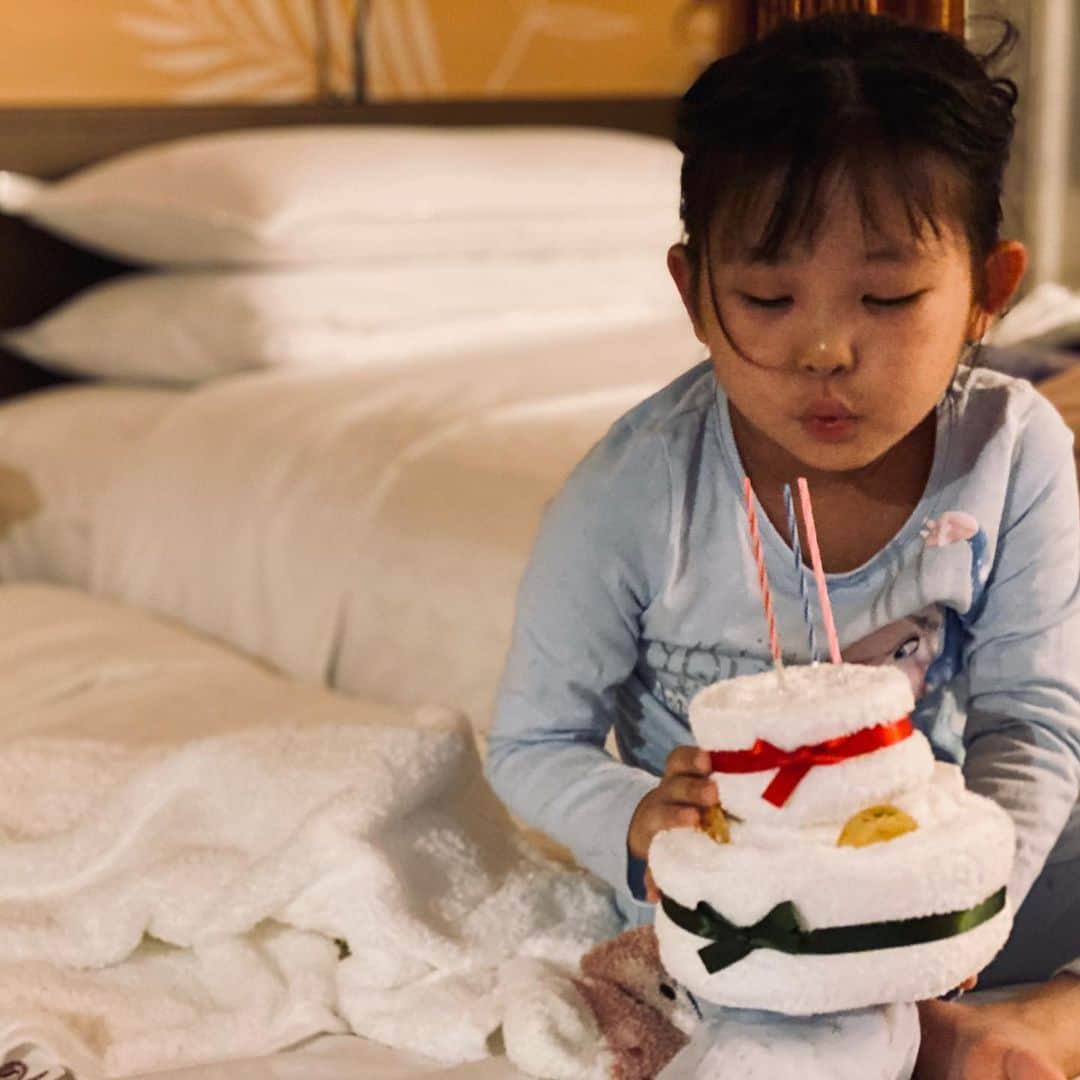 鴨志田由貴のインスタグラム：「葵の7歳の誕生日。毎年恒例のディズニー。 本人のコスプレは今回ヴァネロペ。ディズニーランドでは、葵以外は誰もしてませんでしたので、無事被らず！ そして、生まれて初めてのジェットコースター、今回はスペースマウンテン。本人不安でもありながら、朝から今日はジェットコースター絶対乗るぞ！と気合を入れて終わった後も終始ドヤ顔がすごかった。 ホテルでは予めプレゼントをセッティングしてもらっていたので、LEGOのARゴーストをプレゼント。ホテルからのメッセージに感動しながら、今日は一日ランド内でも誕生日おめでとうシールを貼ってもらったので、色々な人からおめでとう！と言われるのだけど、段々とありがとう！と返せるようになってきたからとても嬉しい。」