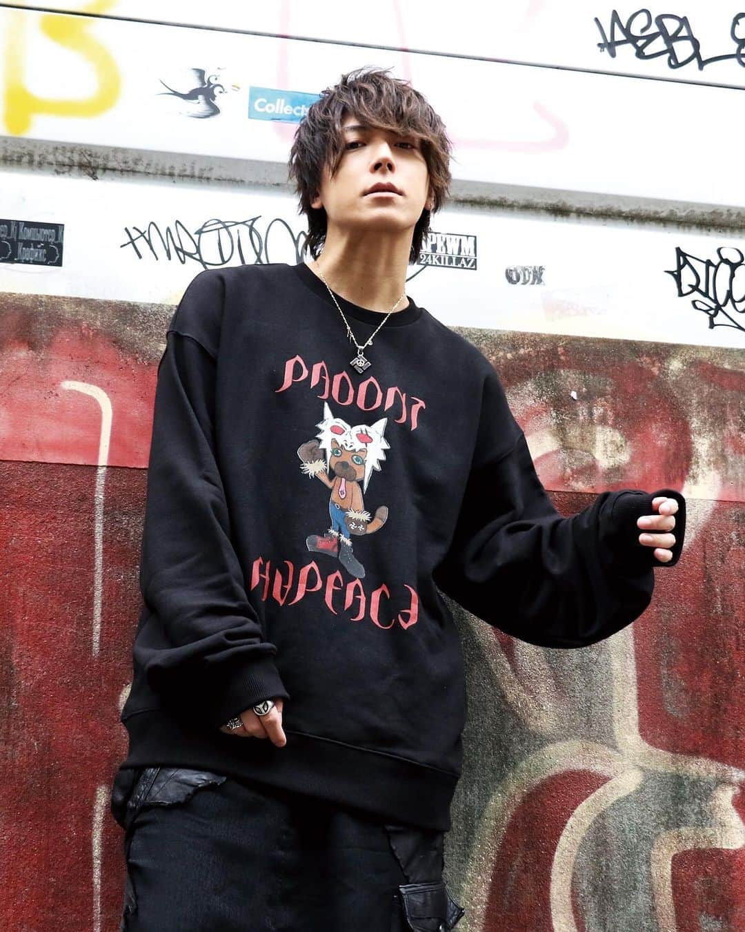 のインスタグラム：「遂にやっちゃいました。また創ってしまいました。。。 . 【PAOONI ビッグスウェット】🐕🍀！ . （笑） . 自身の誕生日にこの犬キャラクター(KONIT∀)を爆誕させてから完全に『好きと遊び心』だけで創った『PAOONIシリーズ』、、、なんと第二弾です🐕⚡️w . . プリントデザインは完全に僕の『犬好きと童心』全開ですが、スウェットの生地やシルエットはビックリするぐらい病みつきになる程に着心地バファリンなので、是非騙されたと思って一度着て頂きたいPAOONIに仕上がっております。はい。🤘😼🍀 . . . …定期的に訪れるデザイナー引地さんのクリエイティブリミテッドレアコレクション(…という名の変態お遊びぱおーに)です😇w . . . モノ好きなぱおーにさん達。 絶賛宜しくどーぞです🐕🍀！！ . . . 🌏KinCrossWorld🌎 【↓SHOP-URL↓】 http://kincrossworld.com (※僕のTOPのリンクから簡単に飛べます⚡️) . . . ps.ナイスぱおーにですねぇ( ᷇ᴥ ᷆ )🍵 . . . #引地髪服 🐕🍀 #HAPEACE #KinCrossWorld  #かぐや姫と7人の王子たち  #ぱおーに 🤘😼🍀 #followme  #vintage  #fashion #style #photooftheday #swag #fit #instacool #데일리록 #옷스타그램 #멋스타그램 #코디 #오오티디  #팔로우  #맞팔 #소통  #선팔  #소통해요  #tagsforlikes #instalike #yolo #followmeto  #fashionista  #ootdfashion」