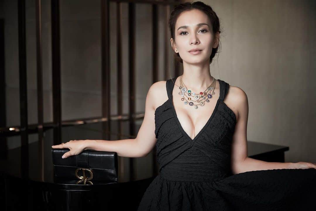 セリーナ・ジェイドのインスタグラム：「Very cool to be able to wear the same necklace the First Lady of France wore. :) thank you @dior」