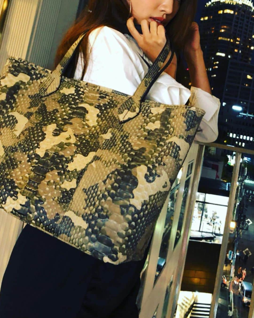 青山めぐさんのインスタグラム写真 - (青山めぐInstagram)「LE'SAC🐊🐍👜 @lesac1980 #エキゾチックレザー #蛇革 #ワニ革 #レザー #レザック #財布 #鞄 #バッグ #撮影 #スーツ #lesac #exoticleather #shooting #bag #leather #snakeleather #crocodileleather #sexy #suits」10月26日 23時21分 - megu_19880928