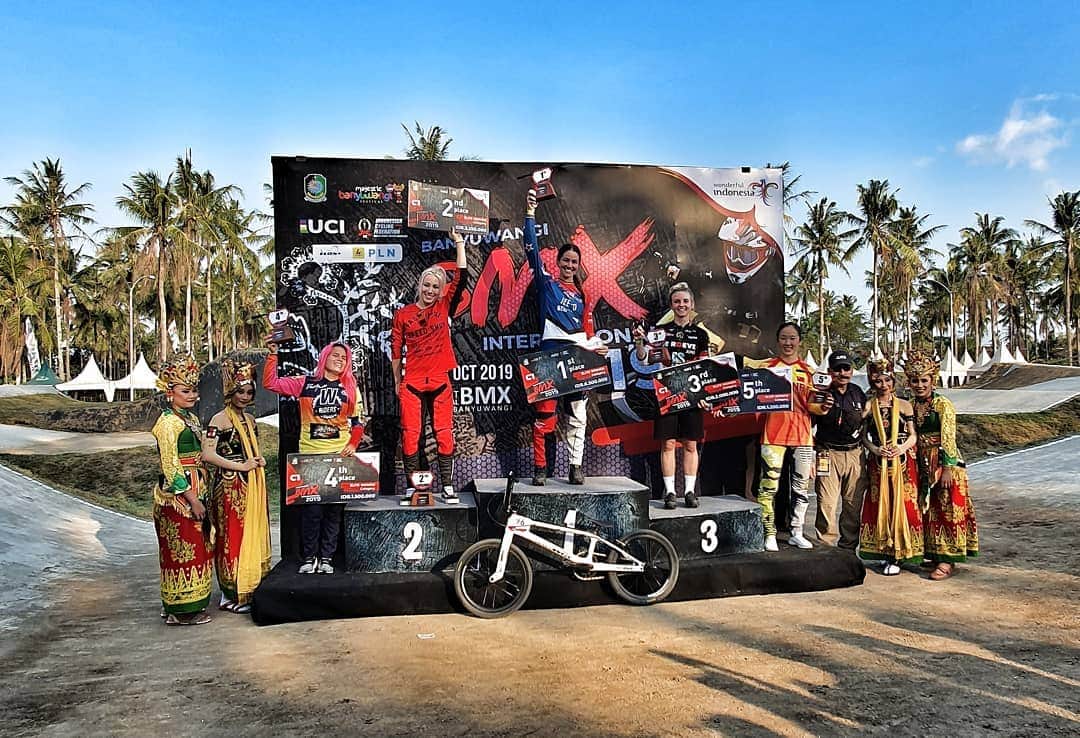 サラ・ウォーカーのインスタグラム：「Made up for a crash last weekend with a win today in an awesome race to the line - adding some more points to NZ's Olympic Qualifying!  So cool to be in a new country with a bunch of awesome people and riding bikes! Another day of racing tomorrow then it's home time!」