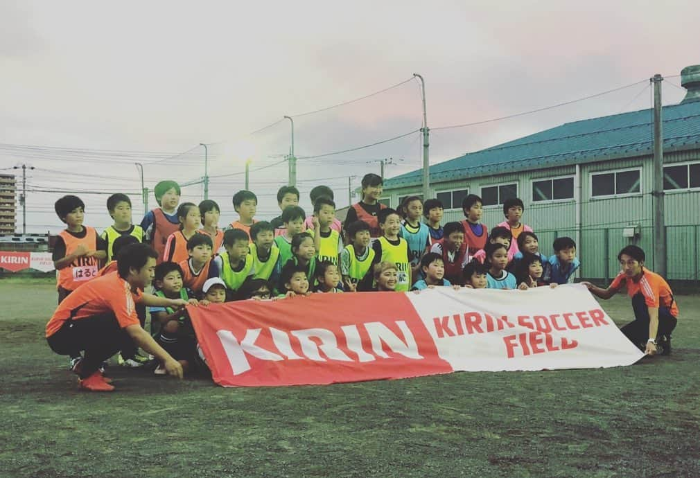 丸山桂里奈さんのインスタグラム写真 - (丸山桂里奈Instagram)「今日はサッカーday⚽️ ルヴァン杯のトークショーから、KIRKN×ベルクのサッカー教室でした👋👋👋とにかくサッカーボールも驚くくらい今日はサッカーボールと一緒にいました。とても丸みをおびた気持ちになり、まん丸な穏やかな気持ちでした。 そして、トークショーでは平畠さんとはじめましてではありましたが、これもまたおんぶにおんぶで全て力を使わせてしまいました。ただ、来ていたサポーターのみなさんと交流できたのもとにかく嬉しいことであり、家に帰る直前まで幸せ気分でもはやベッドです😳👍サポーターのみなさま、ありがとうございました。そして平畠さん、名波さん、まりっぺありがとうございました。ルヴァンカップはキックオフのホイッスルが鳴った瞬間スタジアムを出てから、所沢に向かいました🚗今日も一緒にプレーさせて頂きましたが、とにかくみんな元気でパワーをいただきサッカーていいなといつもとにかく思うんです😳サッカーすると全てにおいてうるおうような、肌もボディクリームつけたようなそんなみずみずしくまでしてくれます。それがやはりサッカーであり、私のパワーの源なんだと思います😃😃😃KIRKNさん、ベルクさん、そして大学生のみなさん、子供たち、父兄の皆さま、スタッフ関係者のみなさま、本当にありがとうございました⚽️⚽️⚽️ また会う日まで、また絶対一緒にサッカーしましょう。 明日は郡山でのイベントです👋 第二の故郷に行ける幸せ、アスファルトを足裏で噛み締めます。  #サッカーday #体半分たぶんサッカーボール #みんな優しくいい人 #ありがたい極みもの #やっぱりサッカーがすき #明日もみんなからのパワーで幸せです #いい意味で #インスタバエ」10月26日 23時34分 - karinamaruyama