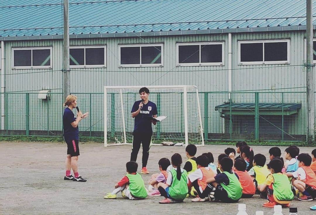 丸山桂里奈さんのインスタグラム写真 - (丸山桂里奈Instagram)「今日はサッカーday⚽️ ルヴァン杯のトークショーから、KIRKN×ベルクのサッカー教室でした👋👋👋とにかくサッカーボールも驚くくらい今日はサッカーボールと一緒にいました。とても丸みをおびた気持ちになり、まん丸な穏やかな気持ちでした。 そして、トークショーでは平畠さんとはじめましてではありましたが、これもまたおんぶにおんぶで全て力を使わせてしまいました。ただ、来ていたサポーターのみなさんと交流できたのもとにかく嬉しいことであり、家に帰る直前まで幸せ気分でもはやベッドです😳👍サポーターのみなさま、ありがとうございました。そして平畠さん、名波さん、まりっぺありがとうございました。ルヴァンカップはキックオフのホイッスルが鳴った瞬間スタジアムを出てから、所沢に向かいました🚗今日も一緒にプレーさせて頂きましたが、とにかくみんな元気でパワーをいただきサッカーていいなといつもとにかく思うんです😳サッカーすると全てにおいてうるおうような、肌もボディクリームつけたようなそんなみずみずしくまでしてくれます。それがやはりサッカーであり、私のパワーの源なんだと思います😃😃😃KIRKNさん、ベルクさん、そして大学生のみなさん、子供たち、父兄の皆さま、スタッフ関係者のみなさま、本当にありがとうございました⚽️⚽️⚽️ また会う日まで、また絶対一緒にサッカーしましょう。 明日は郡山でのイベントです👋 第二の故郷に行ける幸せ、アスファルトを足裏で噛み締めます。  #サッカーday #体半分たぶんサッカーボール #みんな優しくいい人 #ありがたい極みもの #やっぱりサッカーがすき #明日もみんなからのパワーで幸せです #いい意味で #インスタバエ」10月26日 23時34分 - karinamaruyama