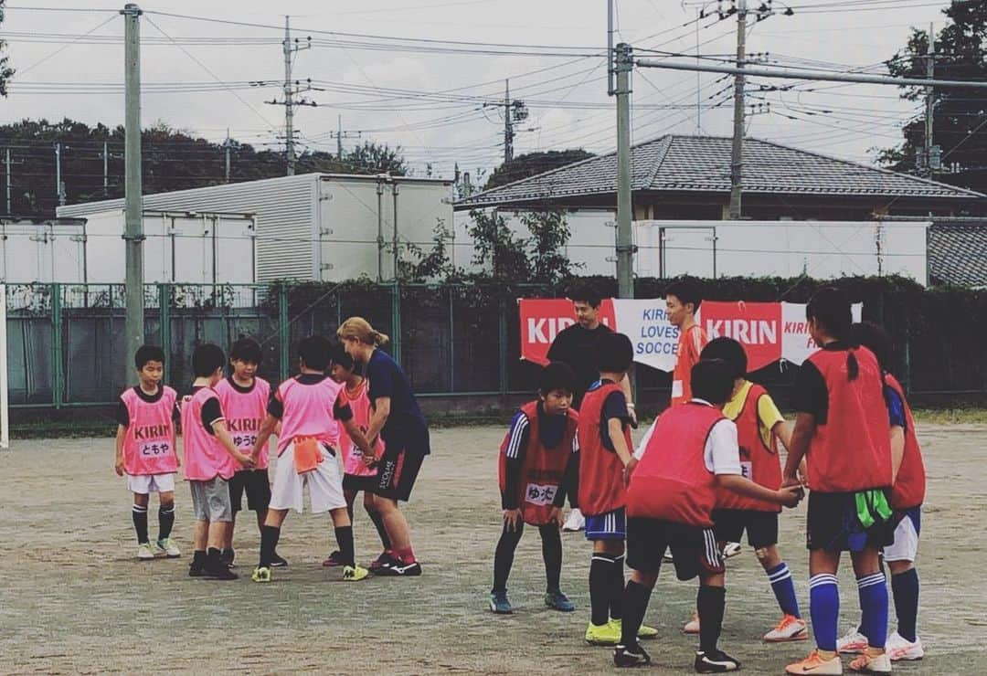 丸山桂里奈さんのインスタグラム写真 - (丸山桂里奈Instagram)「今日はサッカーday⚽️ ルヴァン杯のトークショーから、KIRKN×ベルクのサッカー教室でした👋👋👋とにかくサッカーボールも驚くくらい今日はサッカーボールと一緒にいました。とても丸みをおびた気持ちになり、まん丸な穏やかな気持ちでした。 そして、トークショーでは平畠さんとはじめましてではありましたが、これもまたおんぶにおんぶで全て力を使わせてしまいました。ただ、来ていたサポーターのみなさんと交流できたのもとにかく嬉しいことであり、家に帰る直前まで幸せ気分でもはやベッドです😳👍サポーターのみなさま、ありがとうございました。そして平畠さん、名波さん、まりっぺありがとうございました。ルヴァンカップはキックオフのホイッスルが鳴った瞬間スタジアムを出てから、所沢に向かいました🚗今日も一緒にプレーさせて頂きましたが、とにかくみんな元気でパワーをいただきサッカーていいなといつもとにかく思うんです😳サッカーすると全てにおいてうるおうような、肌もボディクリームつけたようなそんなみずみずしくまでしてくれます。それがやはりサッカーであり、私のパワーの源なんだと思います😃😃😃KIRKNさん、ベルクさん、そして大学生のみなさん、子供たち、父兄の皆さま、スタッフ関係者のみなさま、本当にありがとうございました⚽️⚽️⚽️ また会う日まで、また絶対一緒にサッカーしましょう。 明日は郡山でのイベントです👋 第二の故郷に行ける幸せ、アスファルトを足裏で噛み締めます。  #サッカーday #体半分たぶんサッカーボール #みんな優しくいい人 #ありがたい極みもの #やっぱりサッカーがすき #明日もみんなからのパワーで幸せです #いい意味で #インスタバエ」10月26日 23時34分 - karinamaruyama