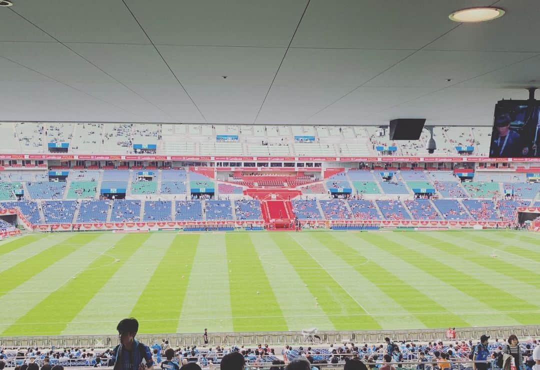 丸山桂里奈さんのインスタグラム写真 - (丸山桂里奈Instagram)「今日はサッカーday⚽️ ルヴァン杯のトークショーから、KIRKN×ベルクのサッカー教室でした👋👋👋とにかくサッカーボールも驚くくらい今日はサッカーボールと一緒にいました。とても丸みをおびた気持ちになり、まん丸な穏やかな気持ちでした。 そして、トークショーでは平畠さんとはじめましてではありましたが、これもまたおんぶにおんぶで全て力を使わせてしまいました。ただ、来ていたサポーターのみなさんと交流できたのもとにかく嬉しいことであり、家に帰る直前まで幸せ気分でもはやベッドです😳👍サポーターのみなさま、ありがとうございました。そして平畠さん、名波さん、まりっぺありがとうございました。ルヴァンカップはキックオフのホイッスルが鳴った瞬間スタジアムを出てから、所沢に向かいました🚗今日も一緒にプレーさせて頂きましたが、とにかくみんな元気でパワーをいただきサッカーていいなといつもとにかく思うんです😳サッカーすると全てにおいてうるおうような、肌もボディクリームつけたようなそんなみずみずしくまでしてくれます。それがやはりサッカーであり、私のパワーの源なんだと思います😃😃😃KIRKNさん、ベルクさん、そして大学生のみなさん、子供たち、父兄の皆さま、スタッフ関係者のみなさま、本当にありがとうございました⚽️⚽️⚽️ また会う日まで、また絶対一緒にサッカーしましょう。 明日は郡山でのイベントです👋 第二の故郷に行ける幸せ、アスファルトを足裏で噛み締めます。  #サッカーday #体半分たぶんサッカーボール #みんな優しくいい人 #ありがたい極みもの #やっぱりサッカーがすき #明日もみんなからのパワーで幸せです #いい意味で #インスタバエ」10月26日 23時34分 - karinamaruyama